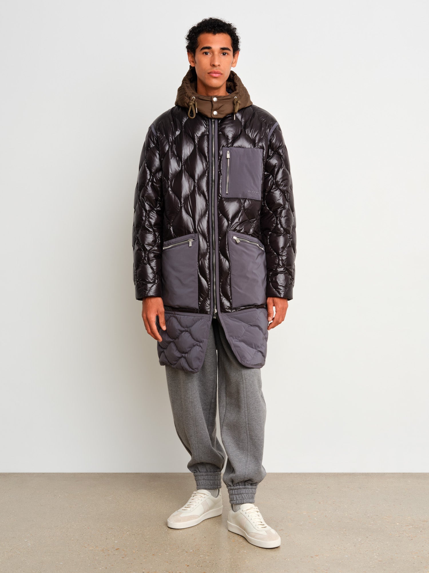 The model is 187 cm tall and is wearing a size 3 in Black.