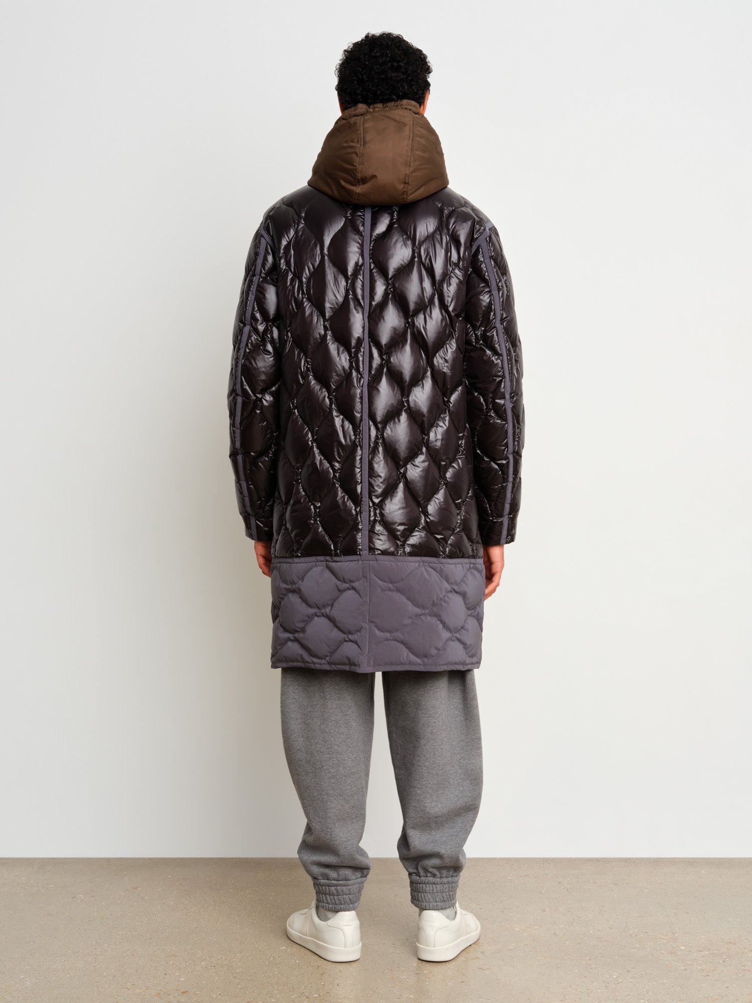 The model is 187 cm tall and is wearing a size 3 in Black.