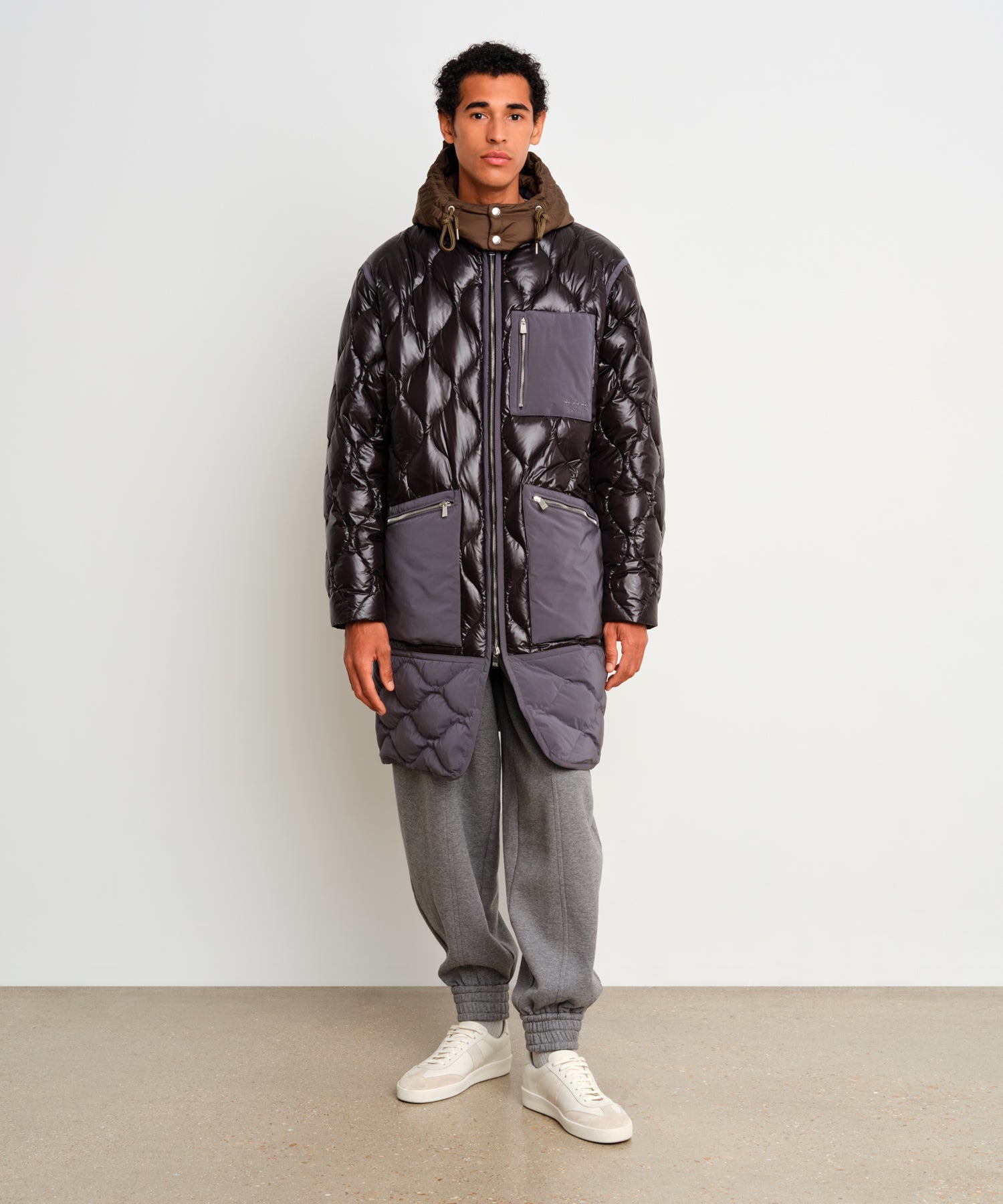 The model is 187 cm tall and is wearing a size 3 in Black.