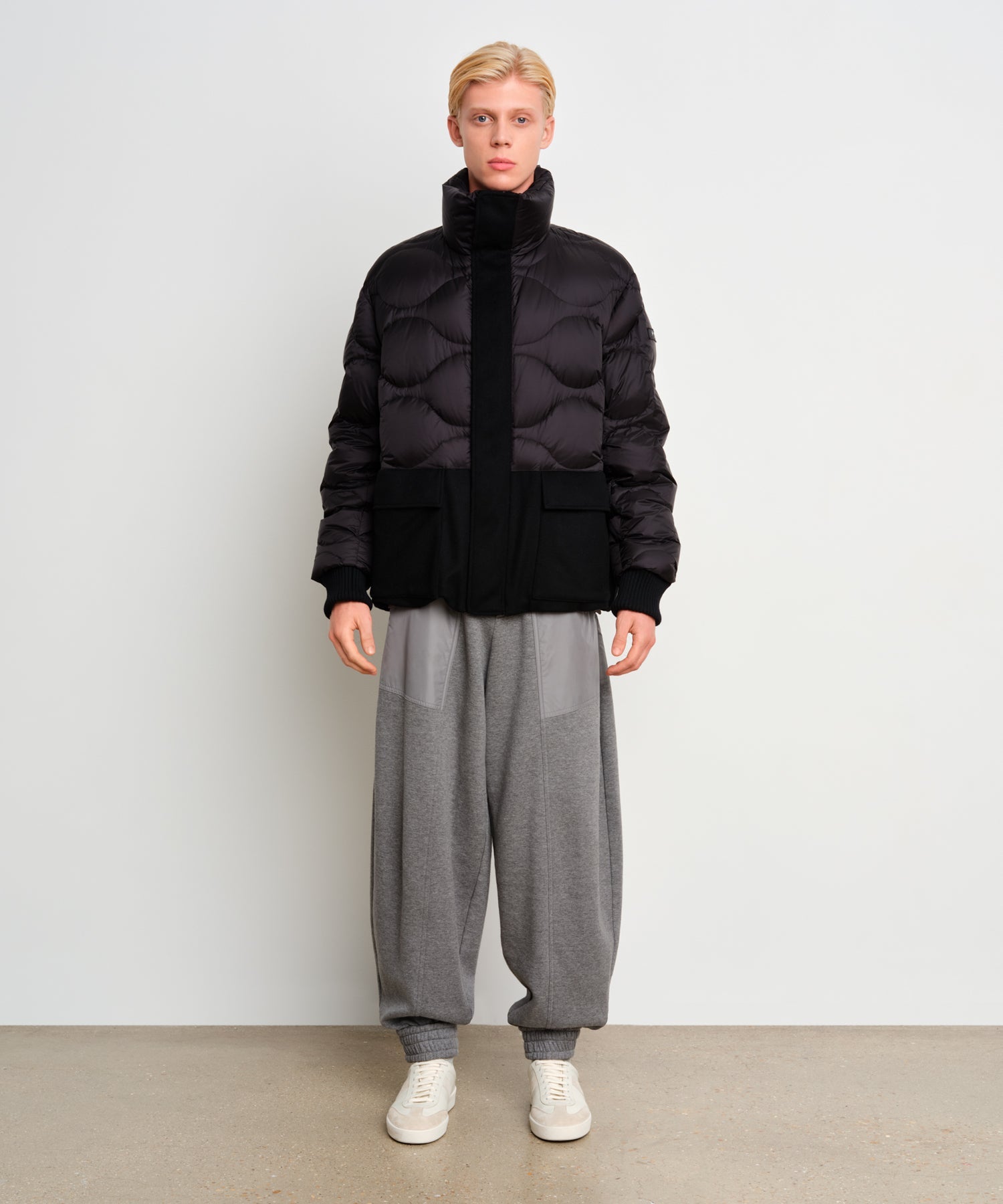 The model is 187 cm tall and is wearing a size 3 in Black.