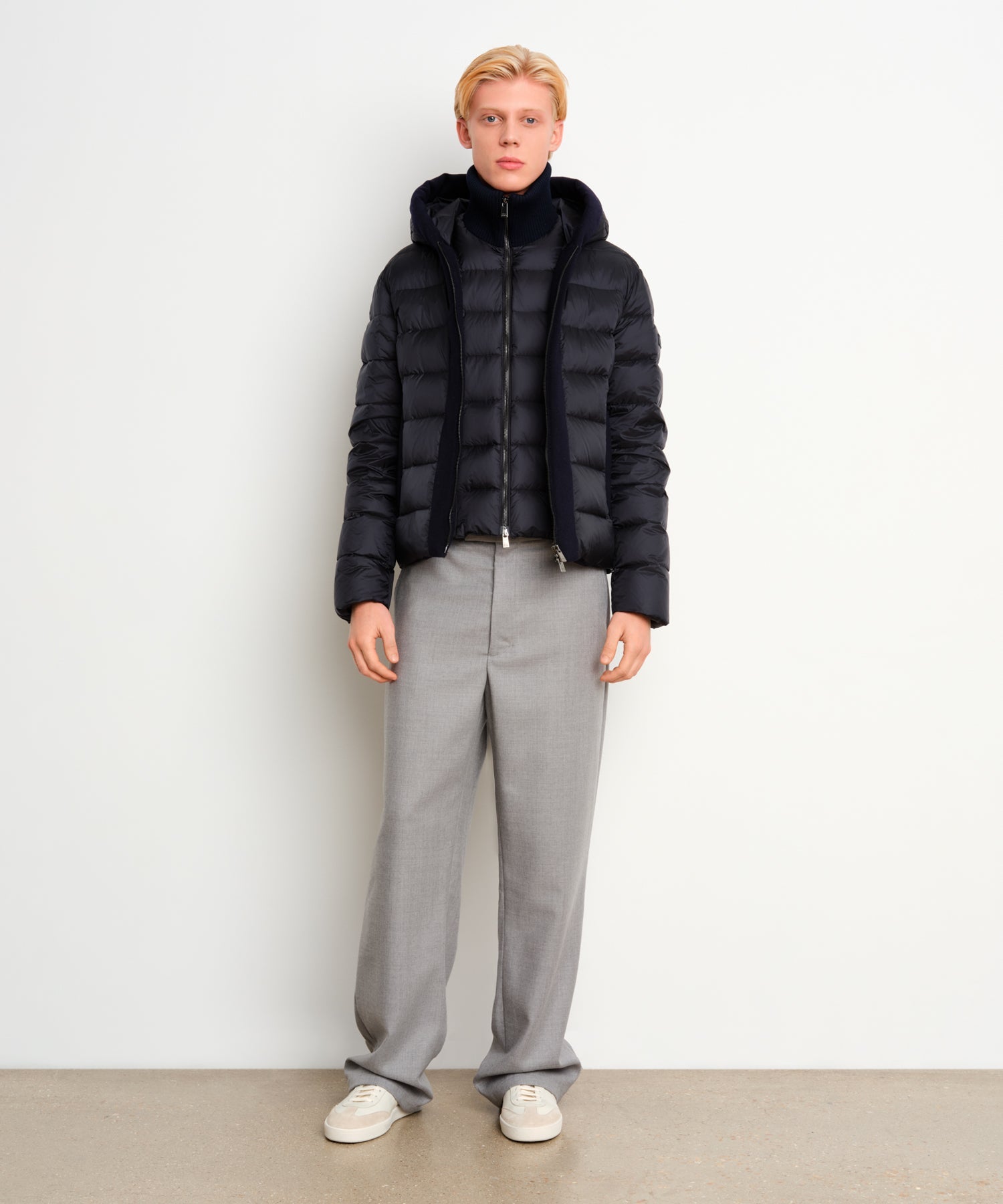 The model is 187 cm tall and is wearing a size 3 in Navy.