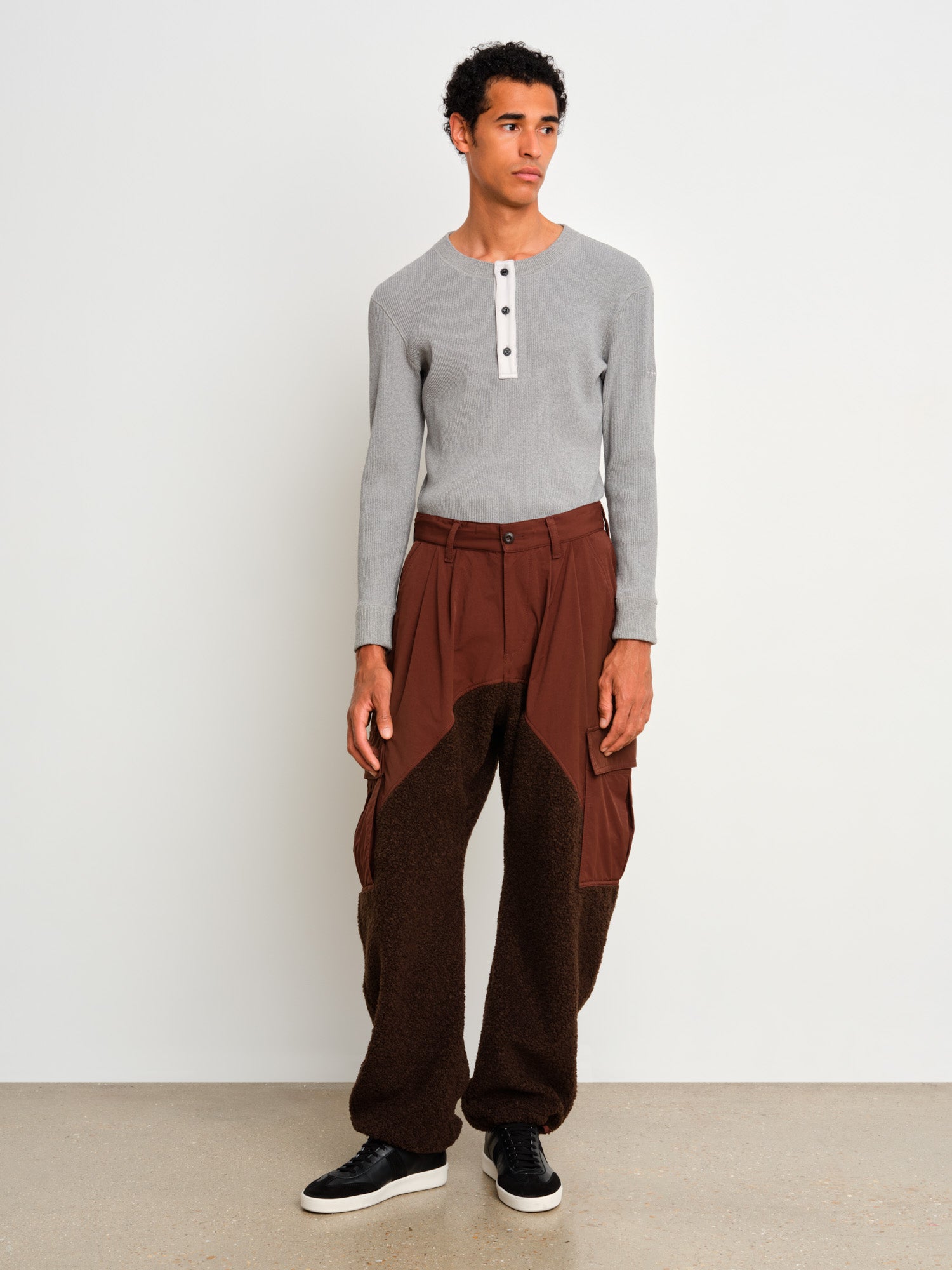 The model is 187 cm tall and is wearing a size 3 in Brown.