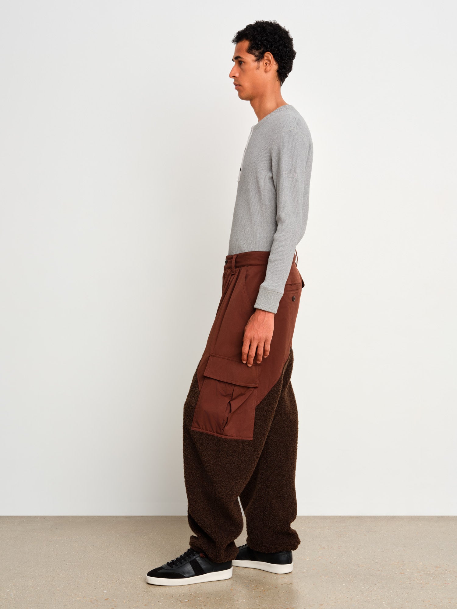 The model is 187 cm tall and is wearing a size 3 in Brown.