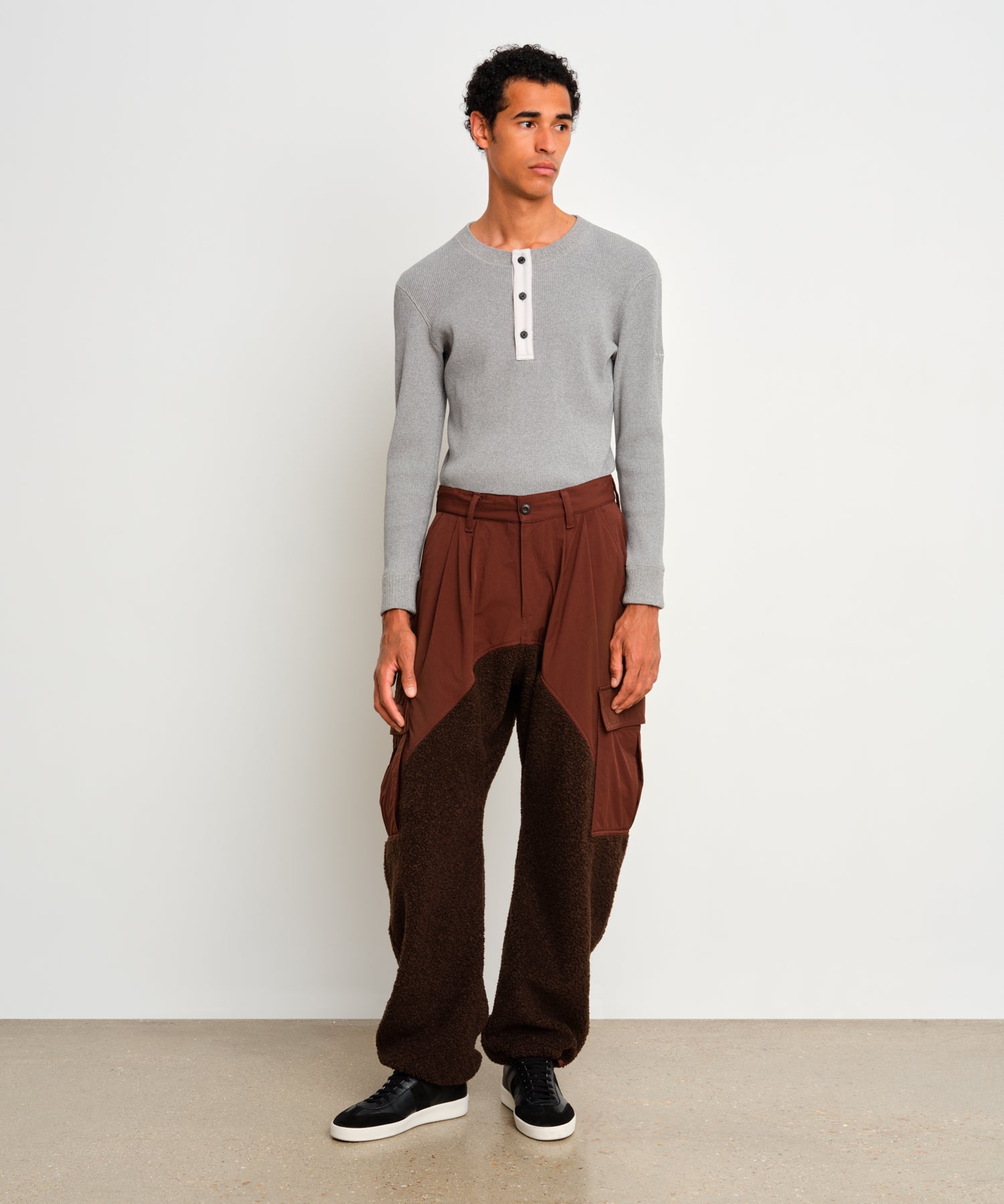 The model is 187 cm tall and is wearing a size 3 in Brown.