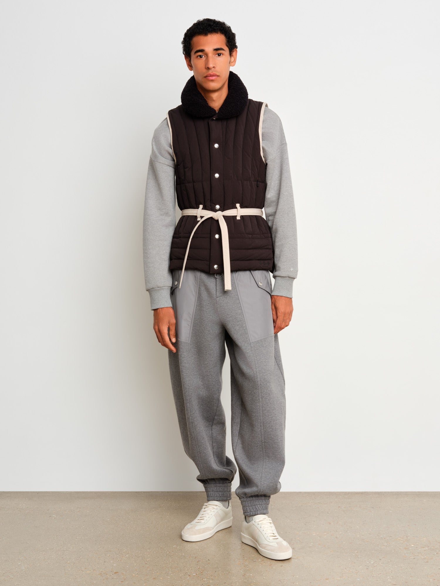 The model is 187 cm tall and is wearing a size 3 in Brown.