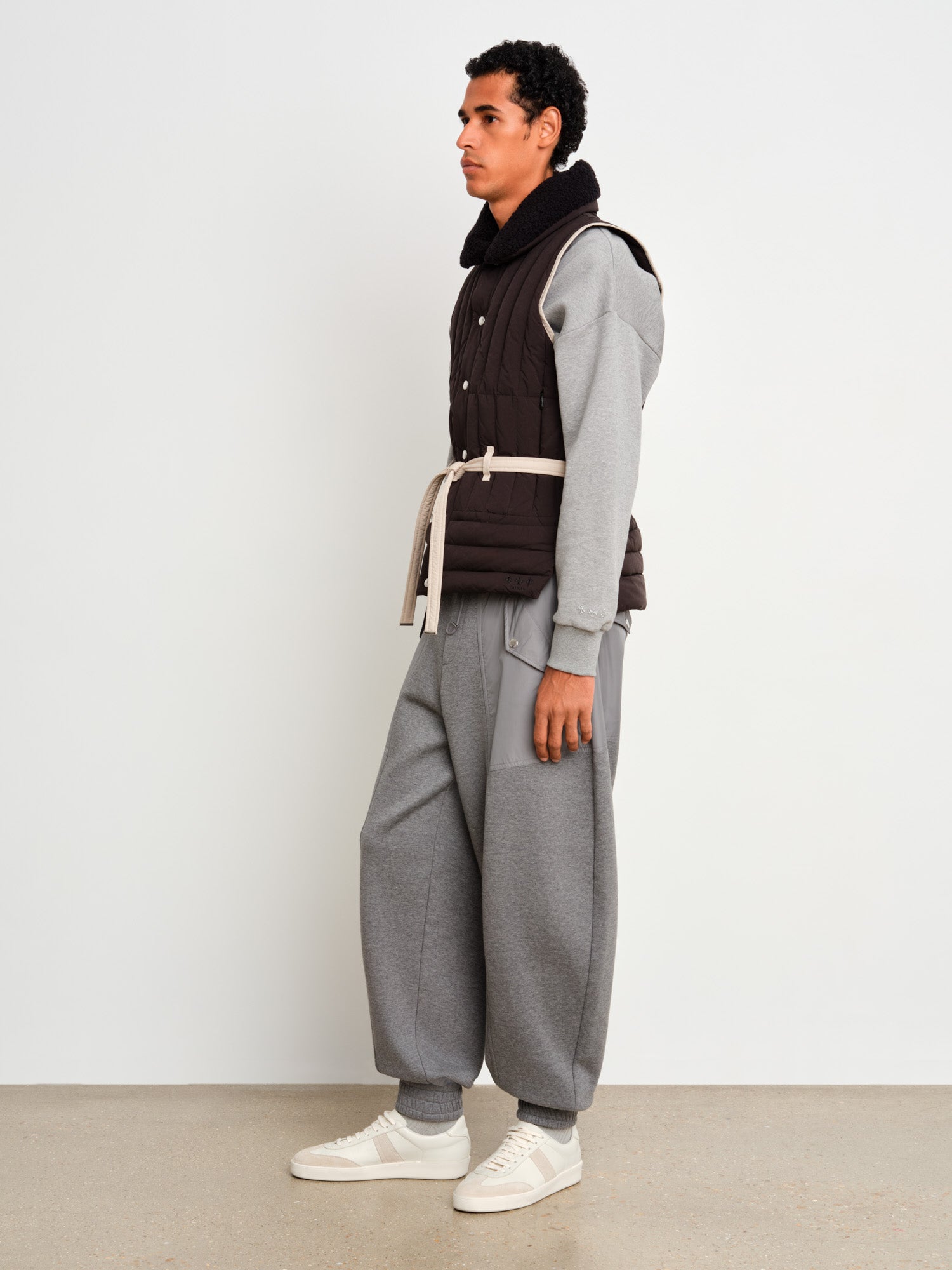 The model is 187 cm tall and is wearing a size 3 in Brown.