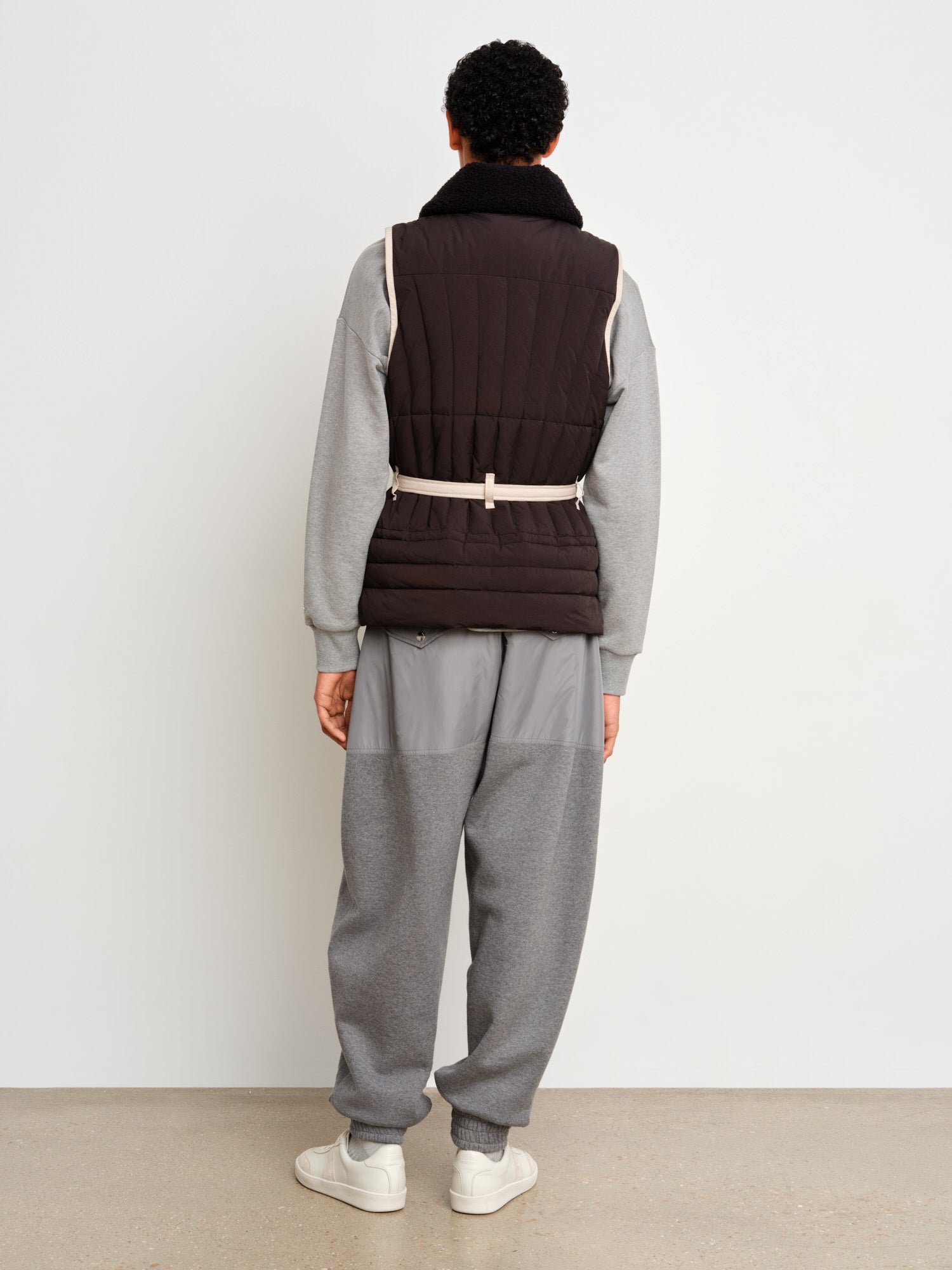 The model is 187 cm tall and is wearing a size 3 in Brown.