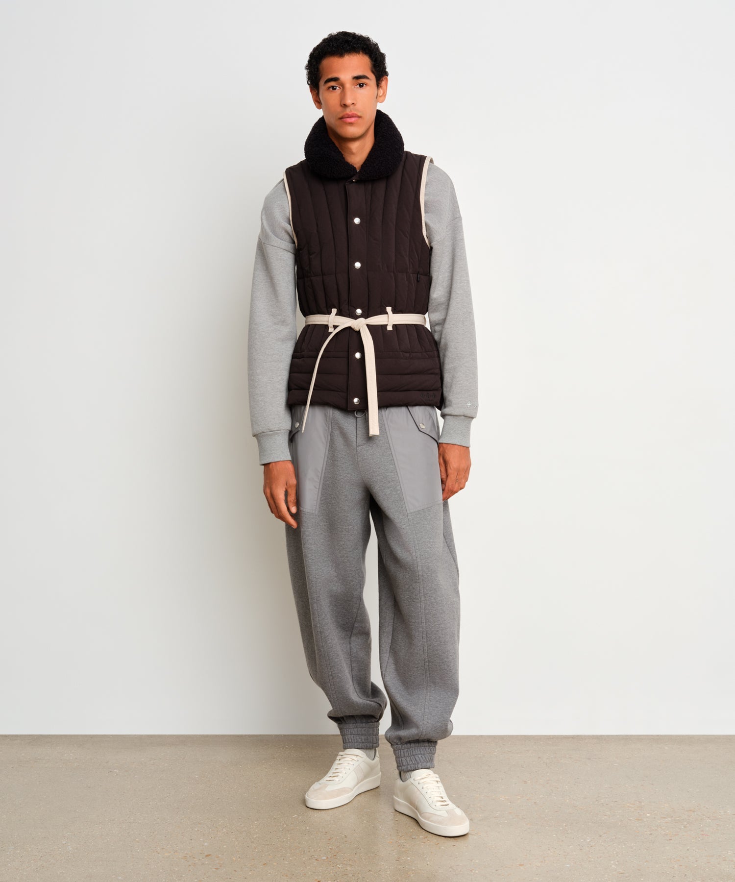 The model is 187 cm tall and is wearing a size 3 in Brown.