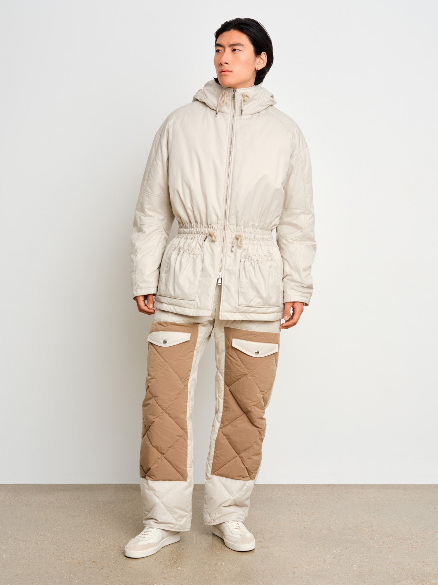 The model is 187 cm tall and is wearing a size 3 in Light Gray.