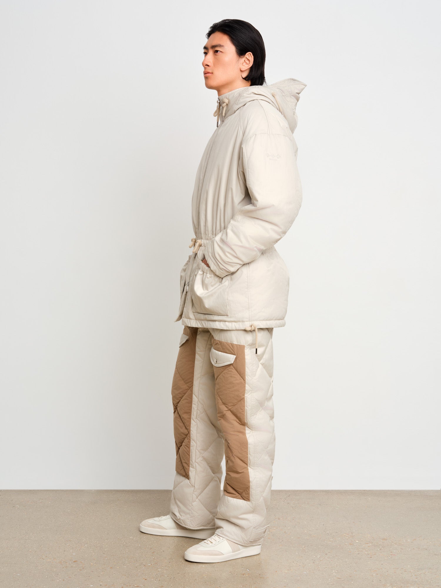 The model is 187 cm tall and is wearing a size 3 in LIGHT GRAY.