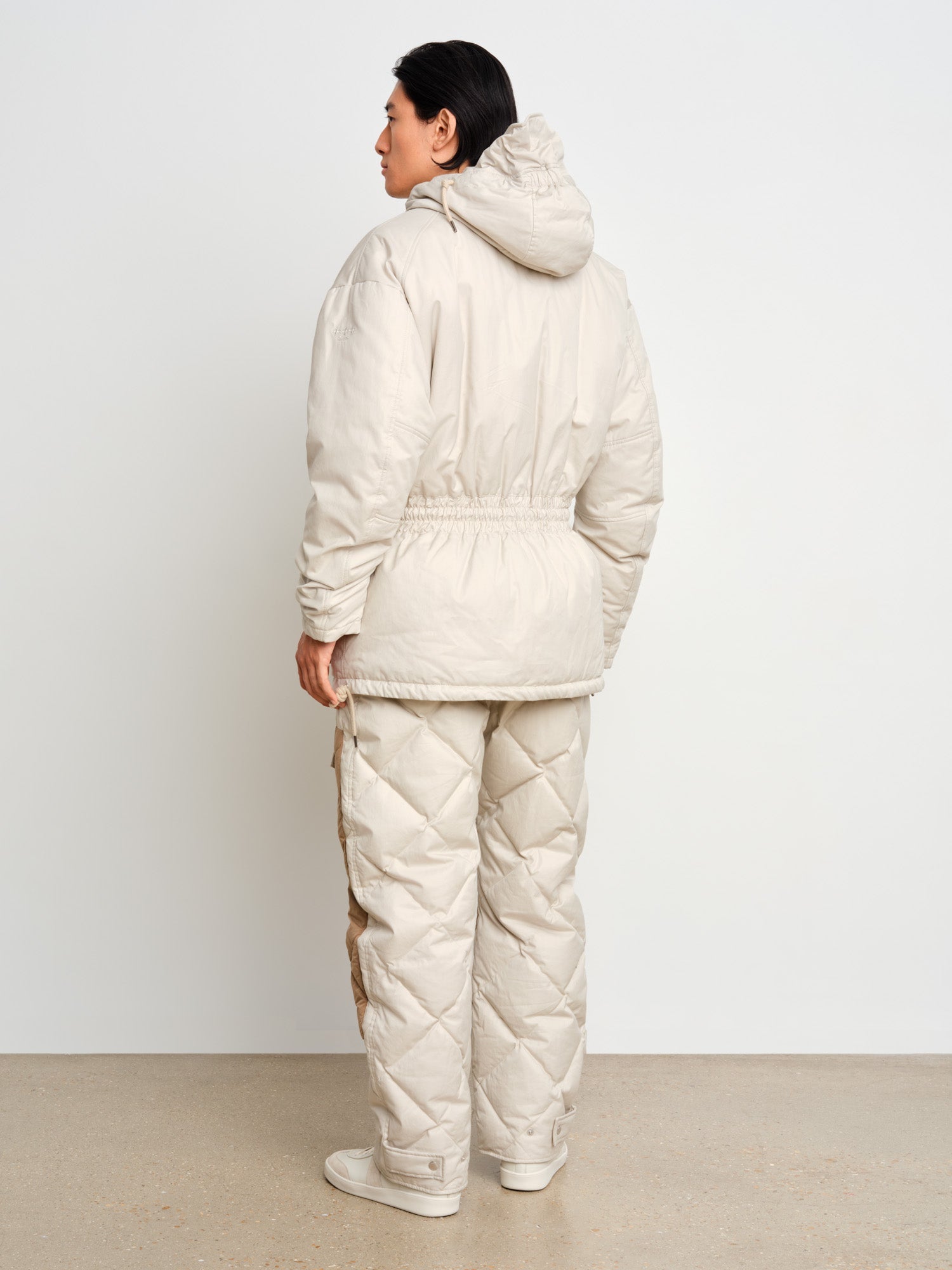 The model is 187 cm tall and is wearing a size 3 in LIGHT GRAY.