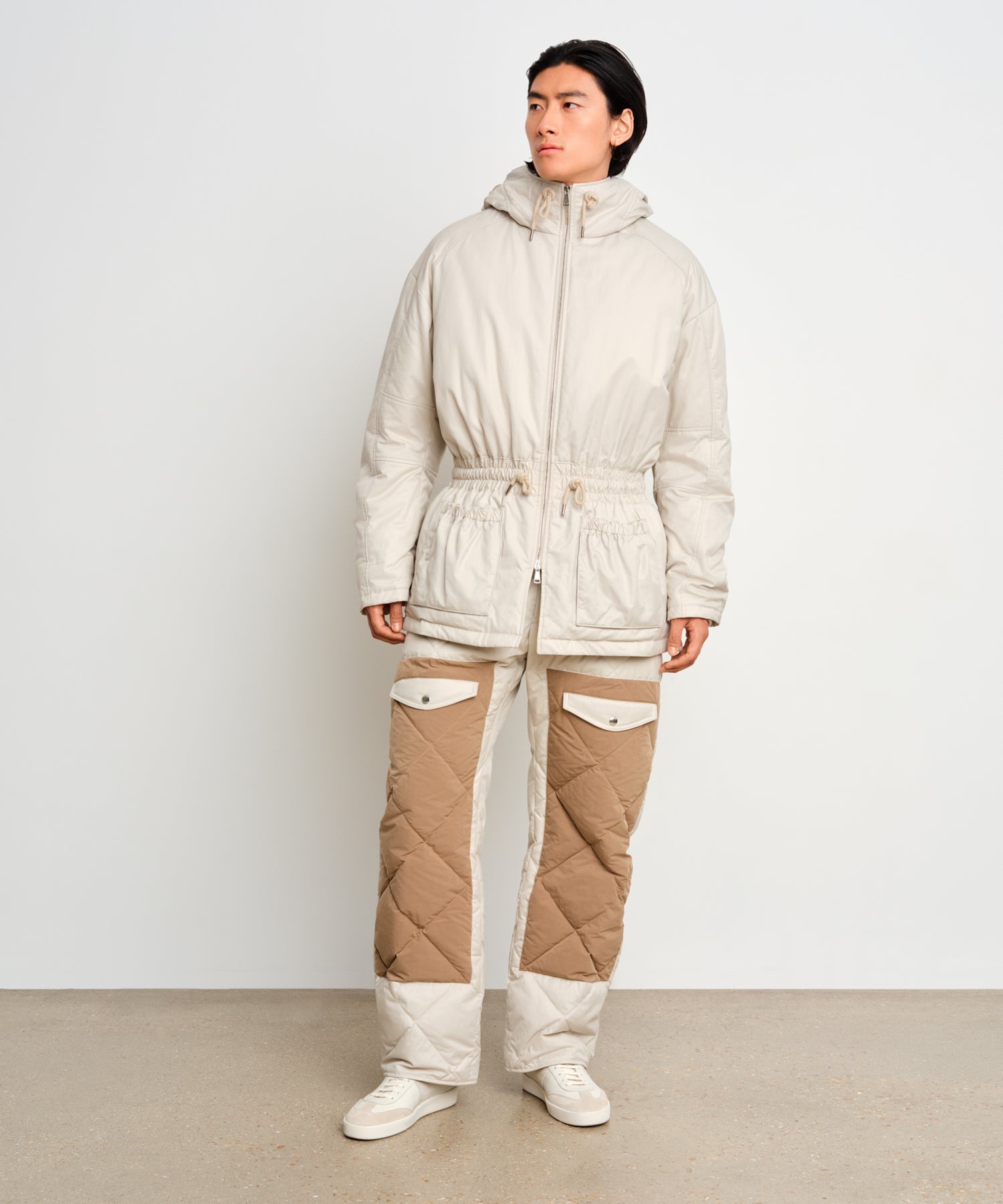 The model is 187 cm tall and is wearing a size 3 in LIGHT GRAY.