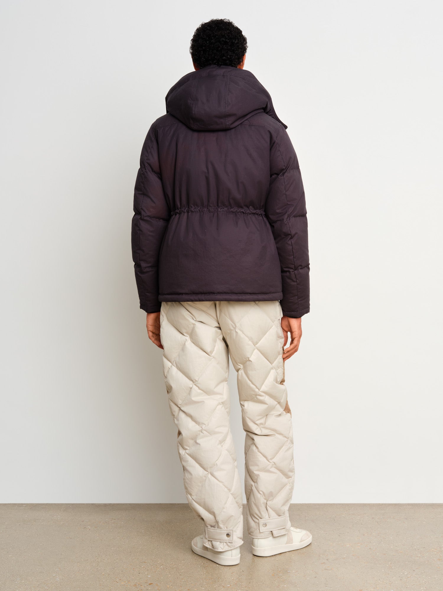 The model is 187 cm tall and is wearing a size 3 in Dark Gray.