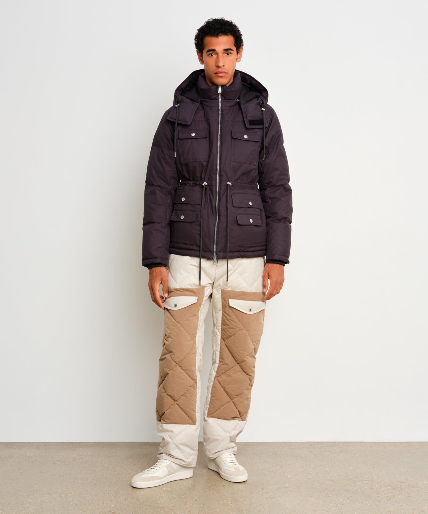 The model is 187 cm tall and is wearing a size 3 in Dark Gray.