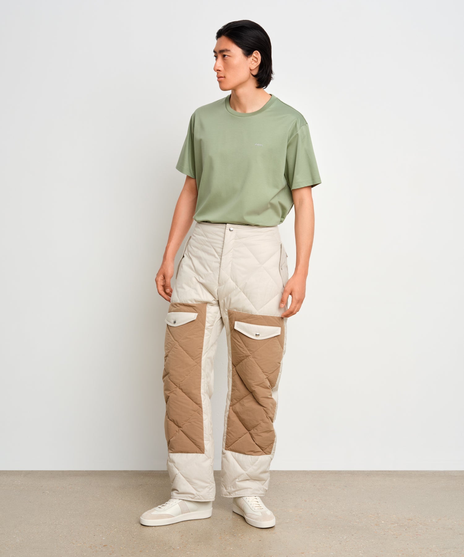 The model is 187 cm tall and is wearing a size 3 in Light Gray.