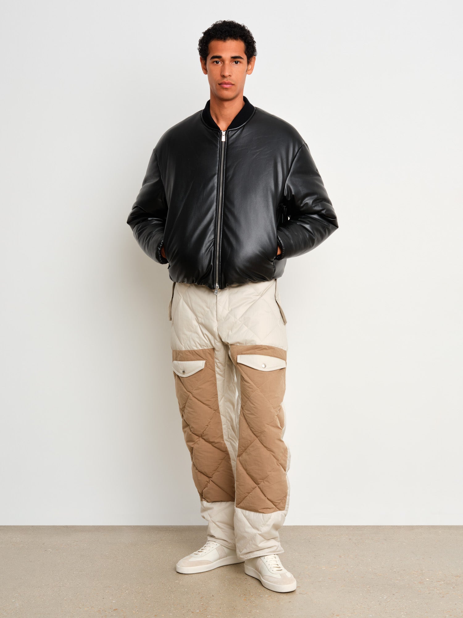 The model is 187 cm tall and is wearing a size 3 in Black.