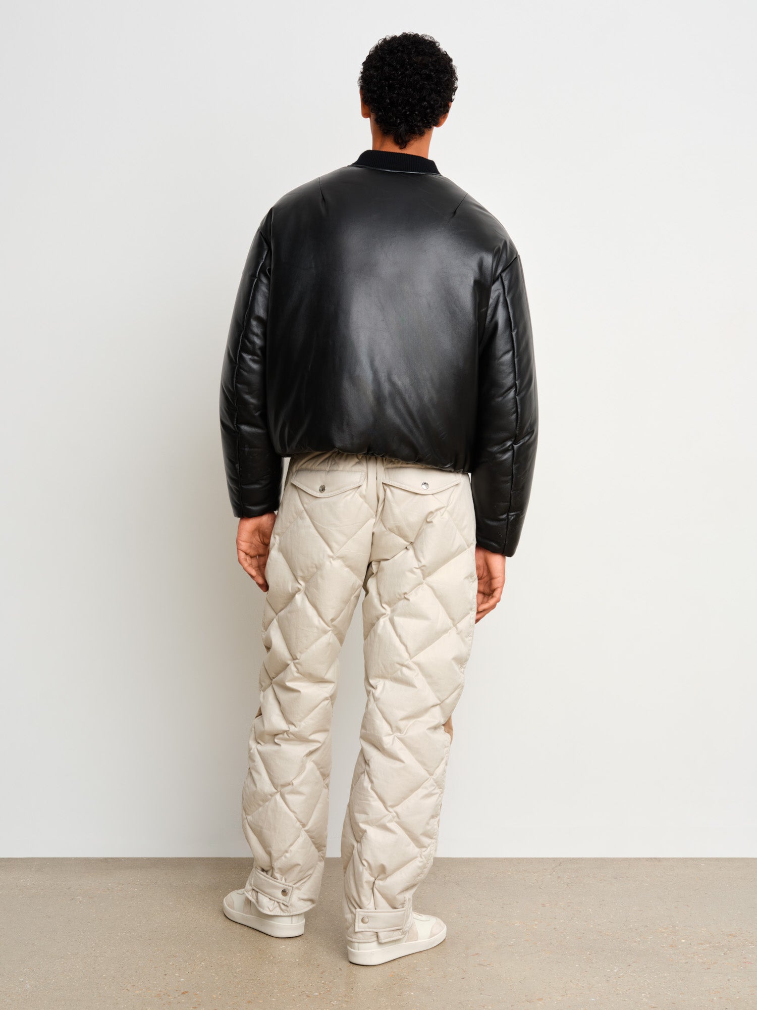 The model is 187 cm tall and is wearing a size 3 in Black.