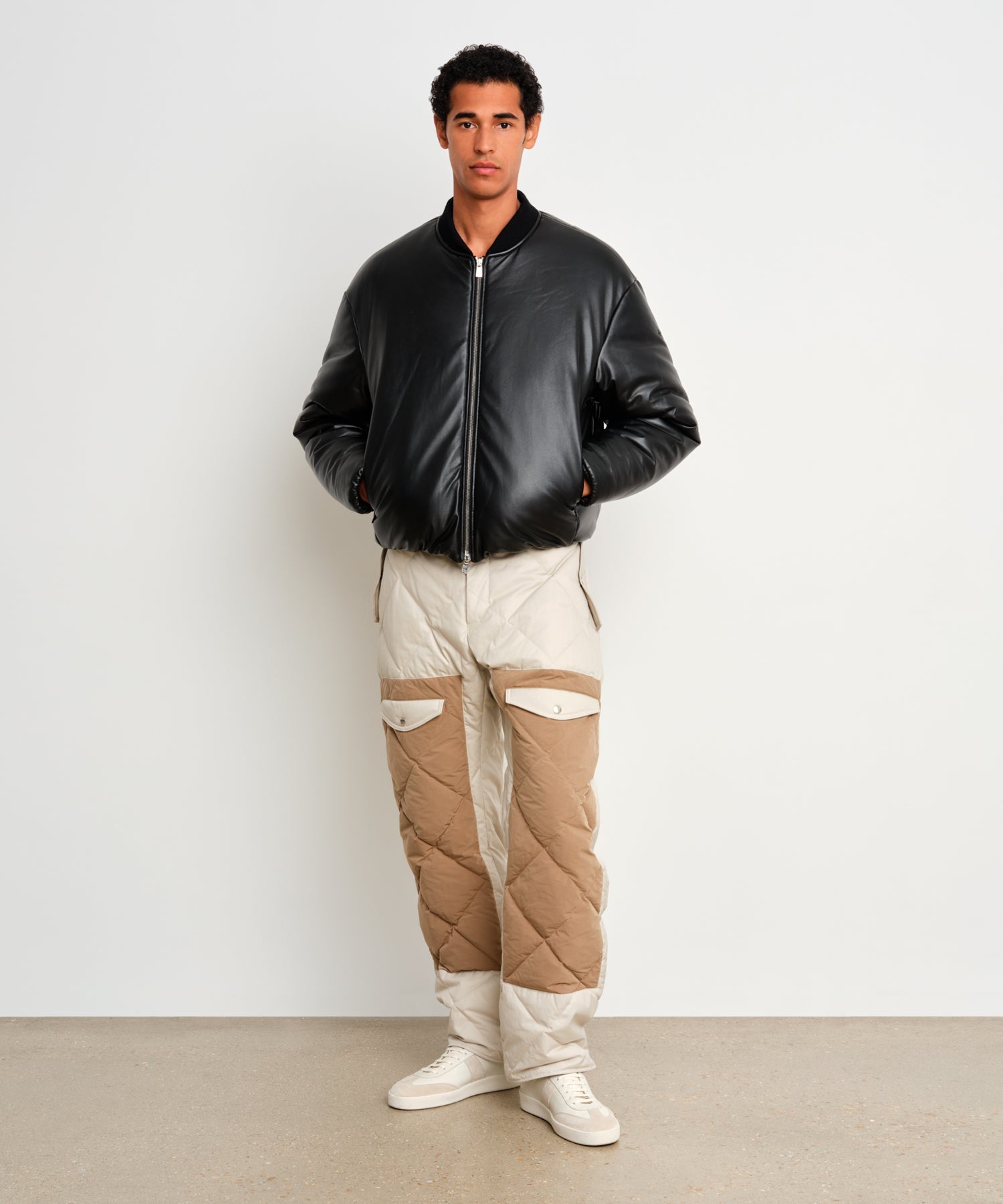 The model is 187 cm tall and is wearing a size 3 in Black.