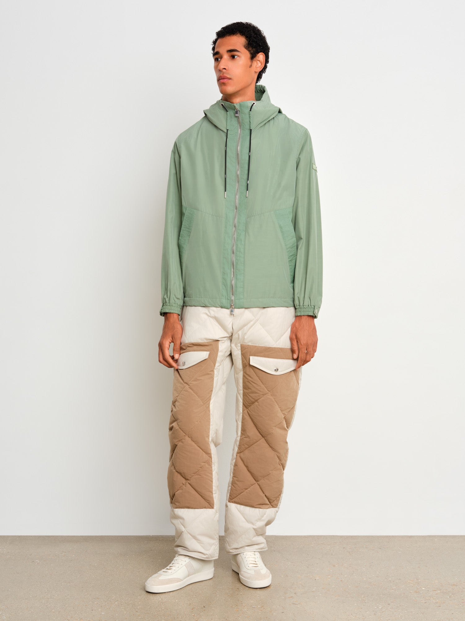 The model is 187 cm tall and is wearing a size 3 in Green.