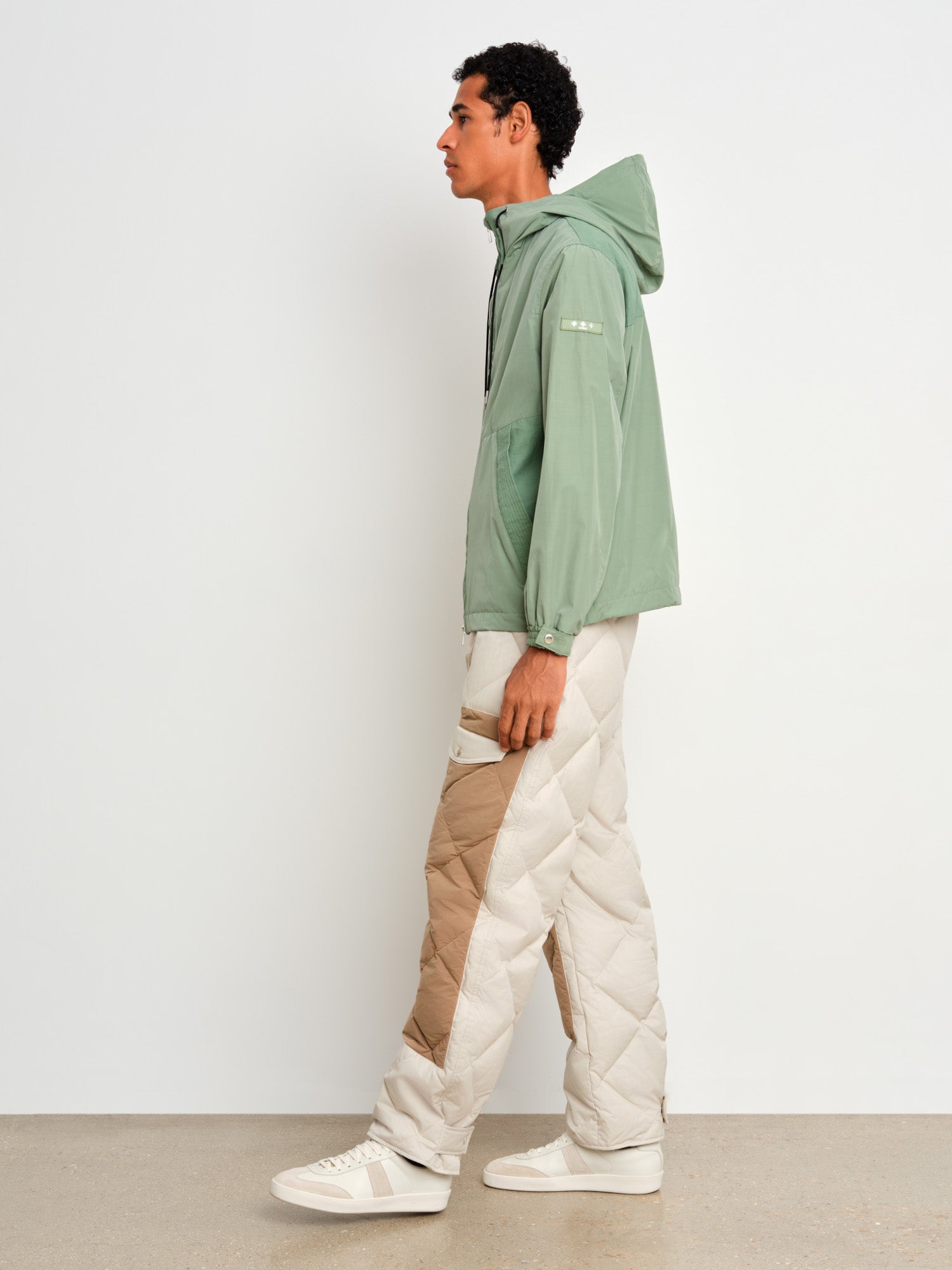 The model is 187 cm tall and is wearing a size 3 in Green.