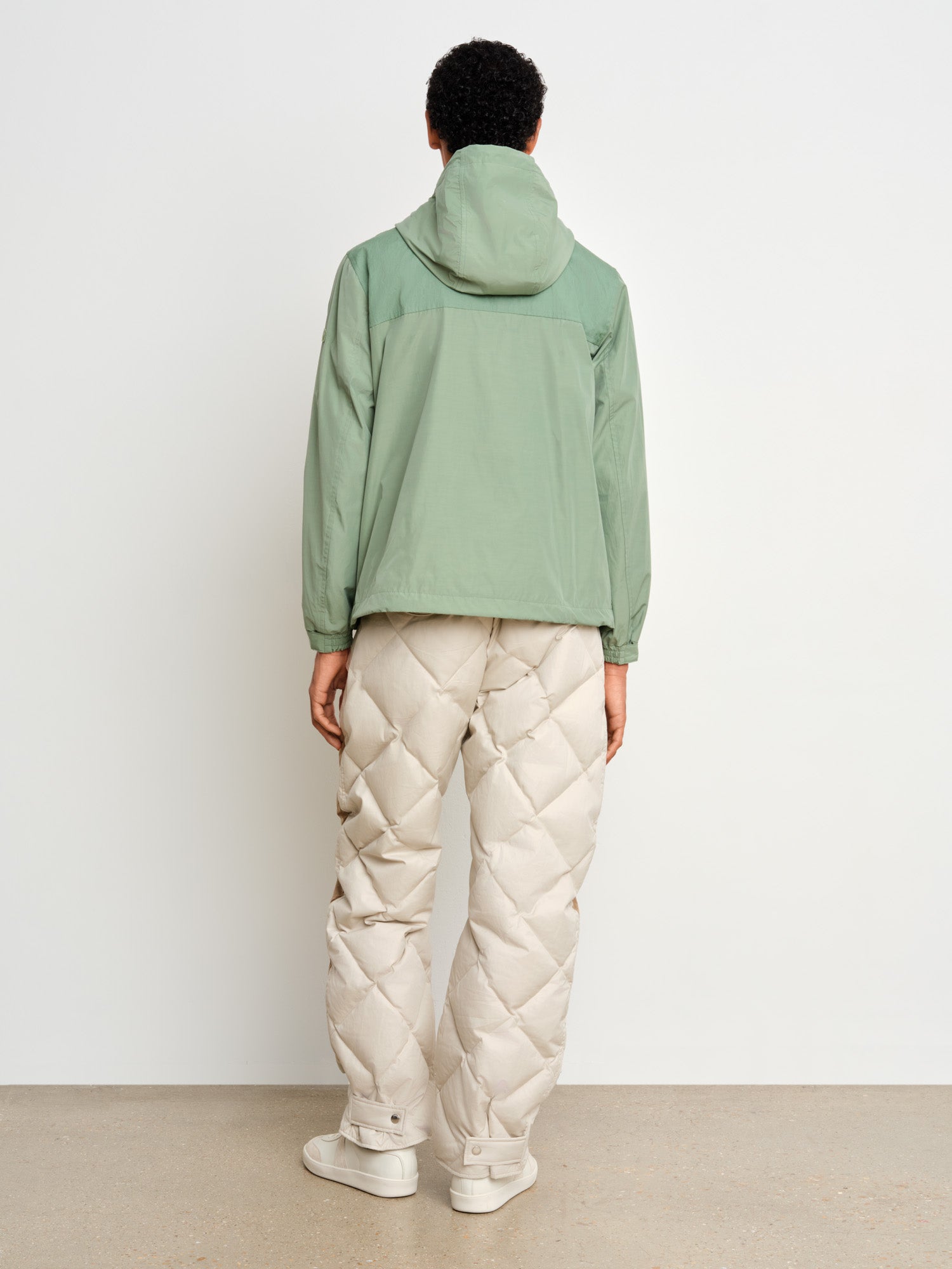 The model is 187 cm tall and is wearing a size 3 in Green.