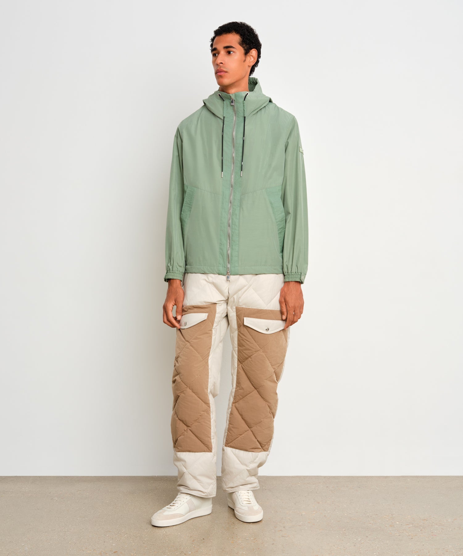 The model is 187 cm tall and is wearing a size 3 in Green.