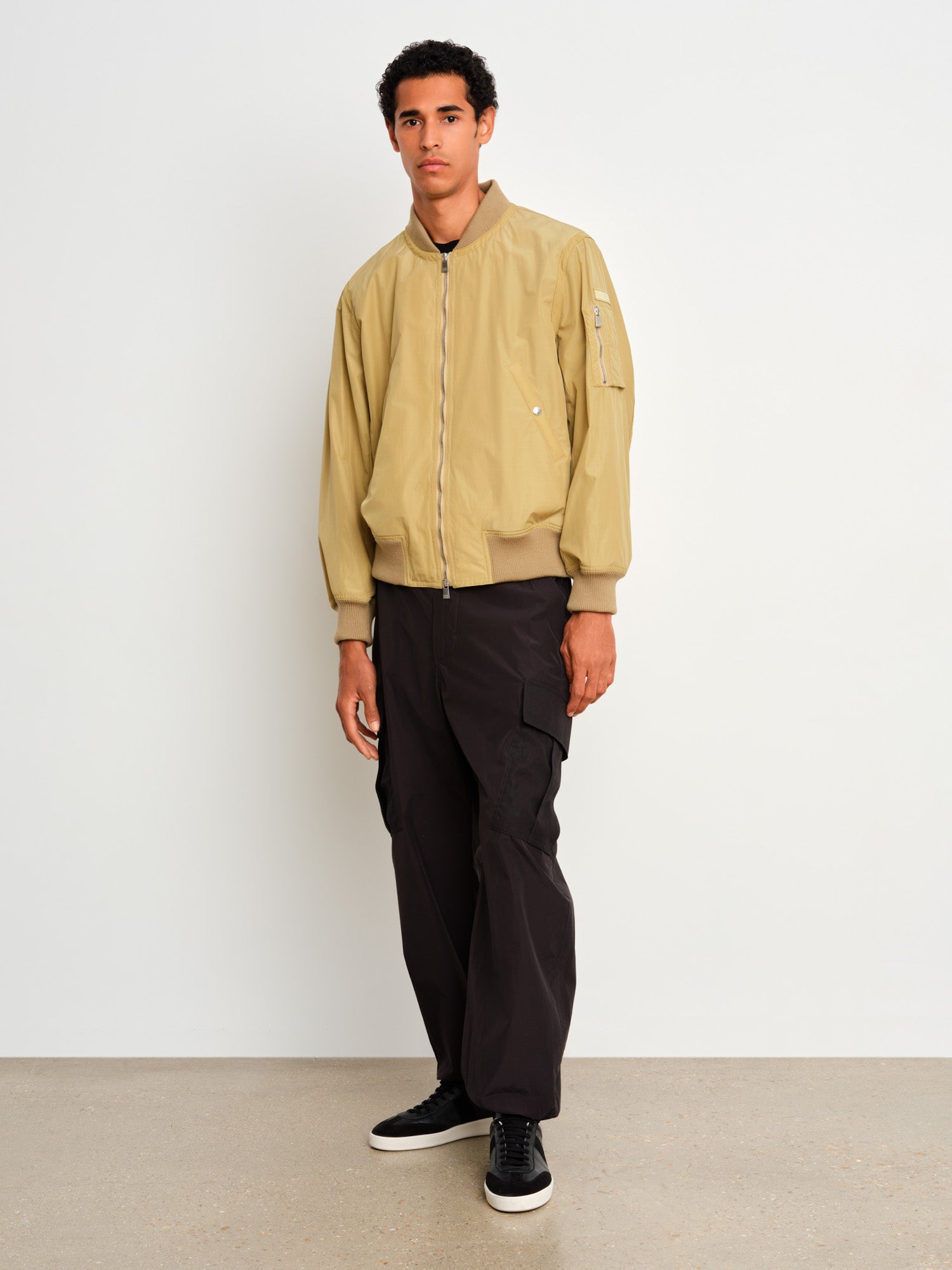 The model is 187 cm tall and is wearing a size 3 in Beige.