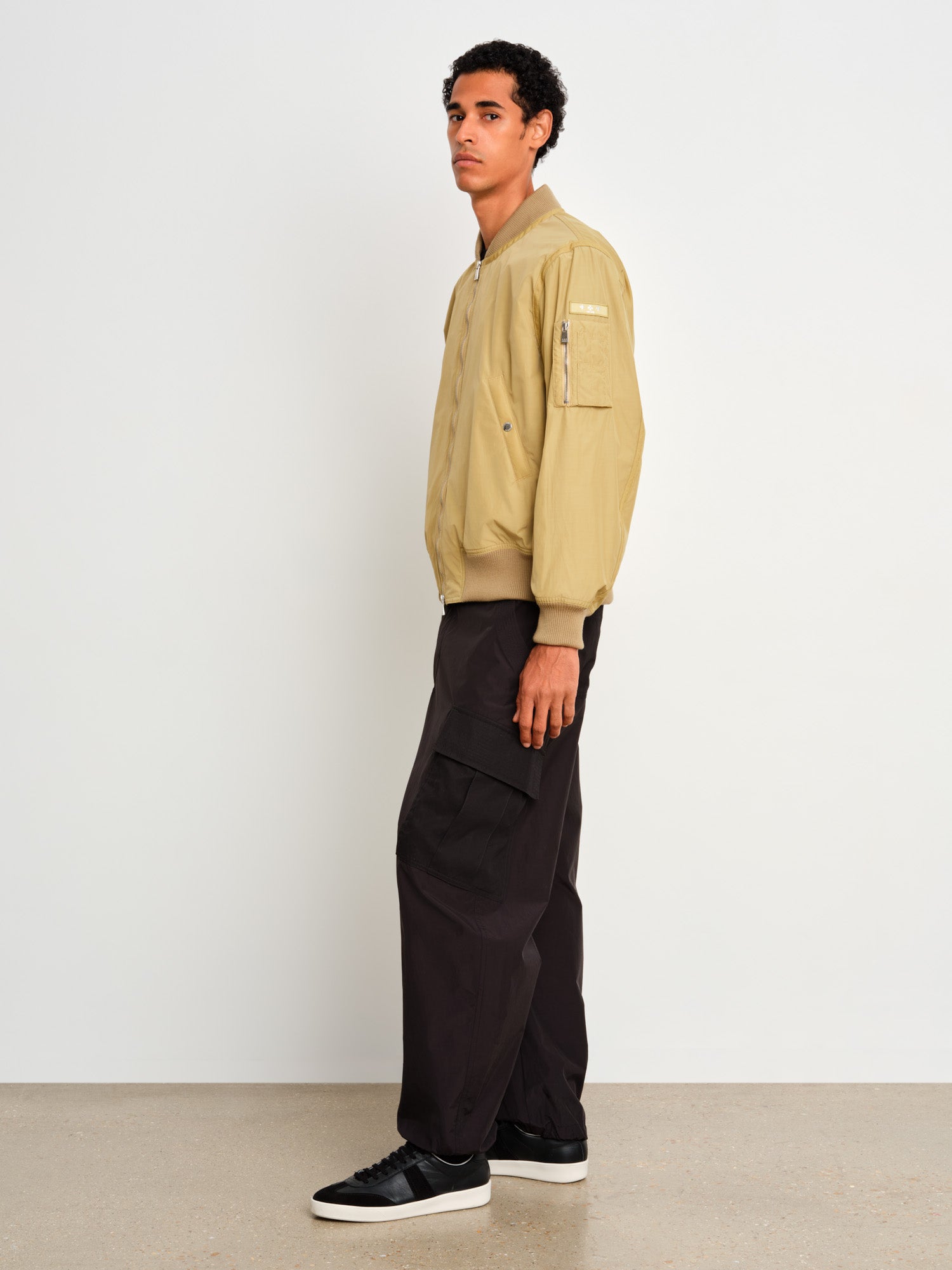 The model is 187 cm tall and is wearing a size 3 in Beige.