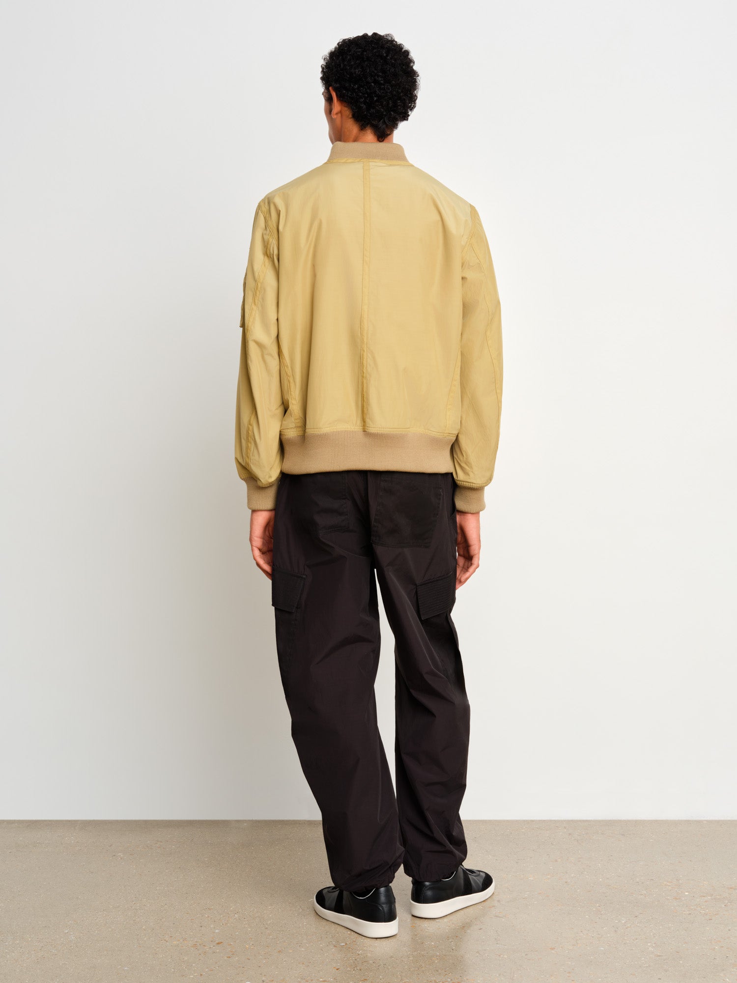 The model is 187 cm tall and is wearing a size 3 in Beige.