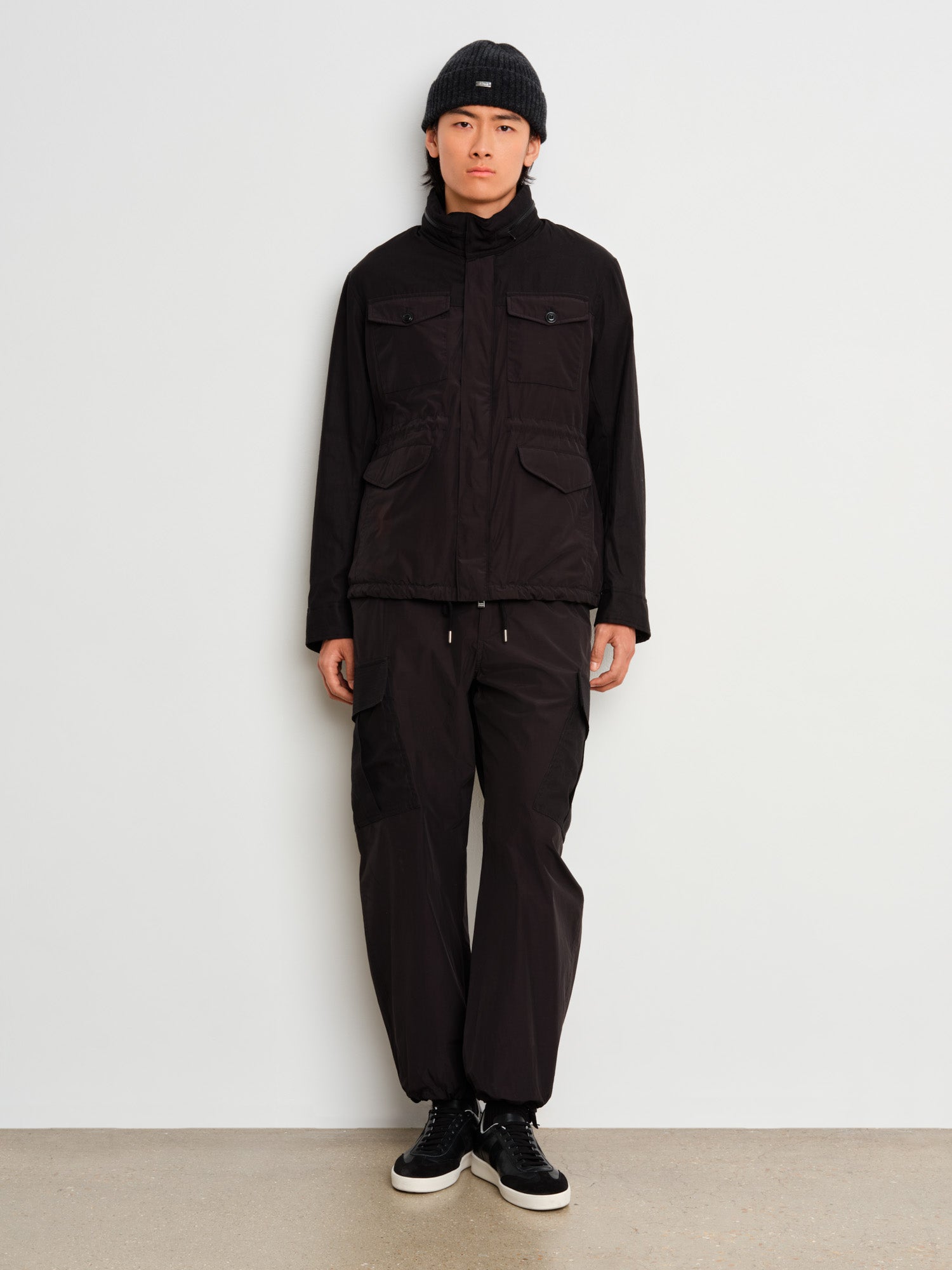 The model is 187 cm tall and is wearing a size 3 in Black.