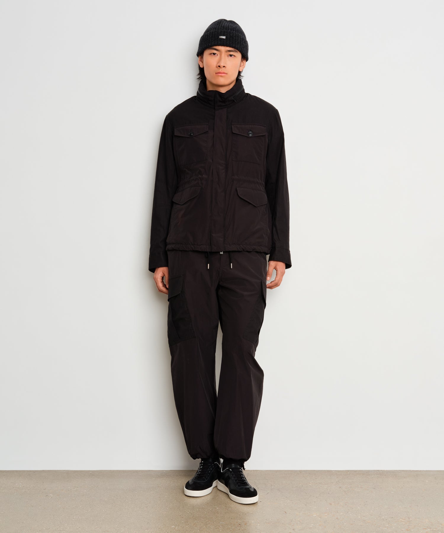 The model is 187 cm tall and is wearing a size 3 in Black.