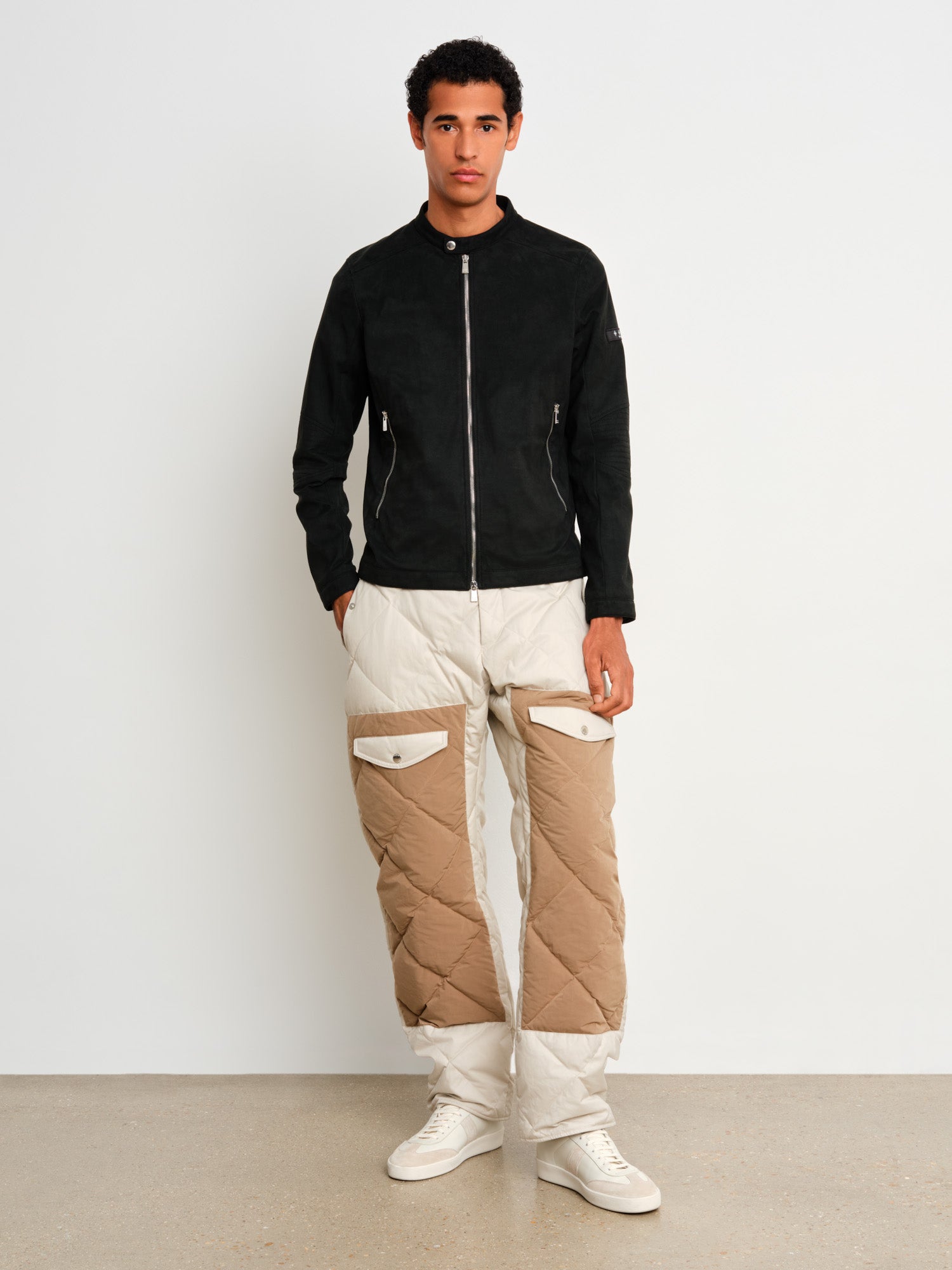 The model is 187 cm tall and is wearing a size 3 in Black.