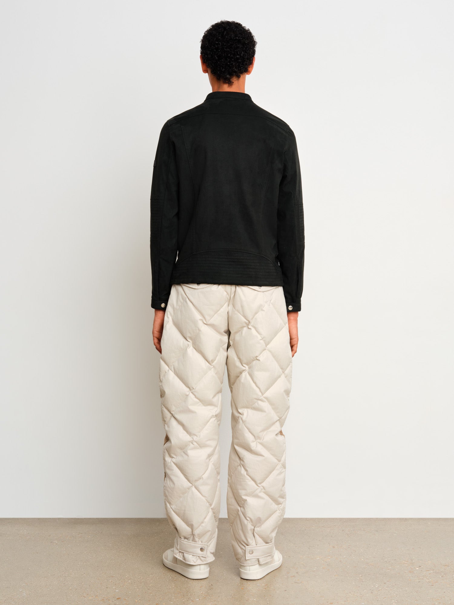 The model is 187 cm tall and is wearing a size 3 in Black.