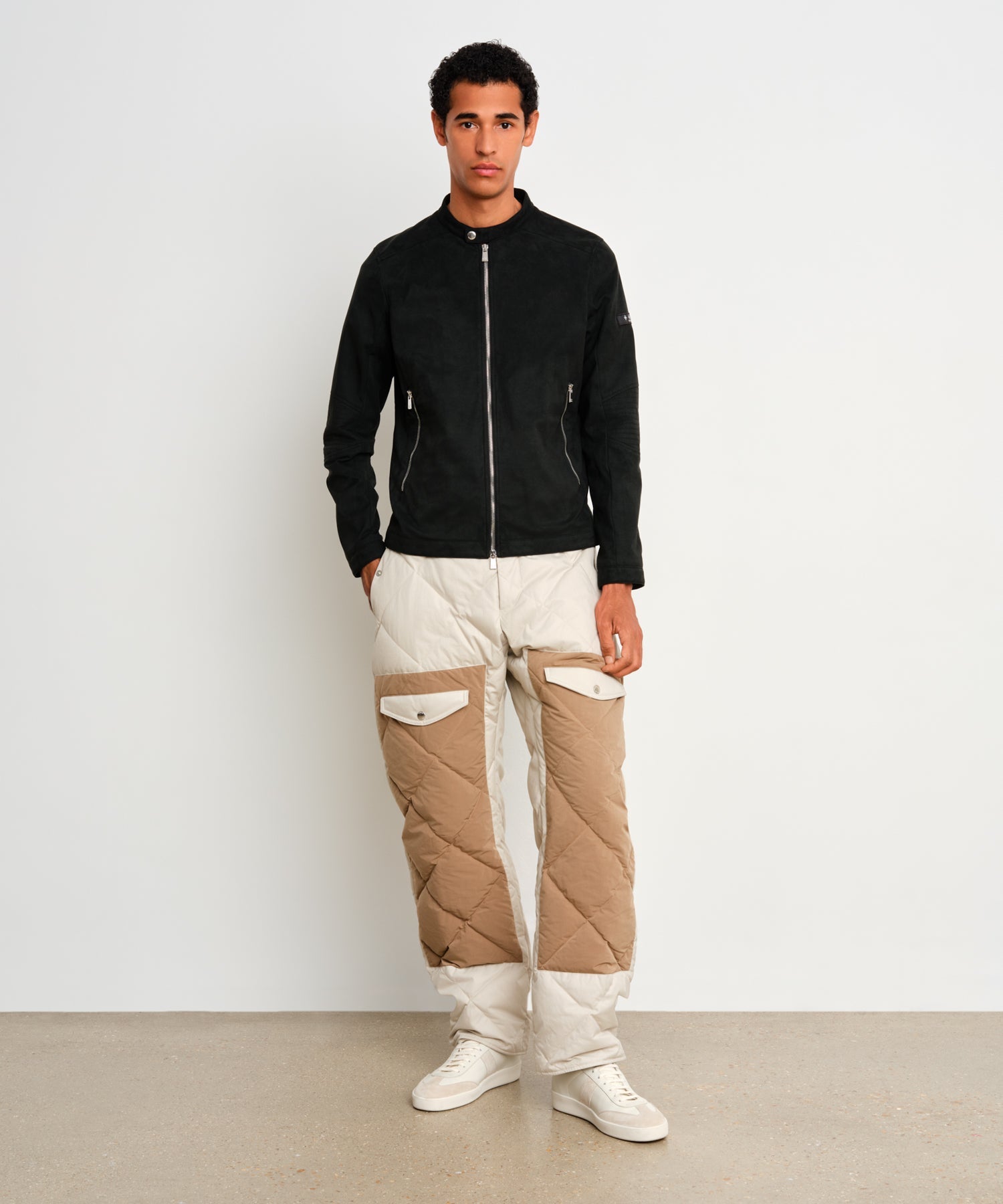 The model is 187 cm tall and is wearing a size 3 in Black.