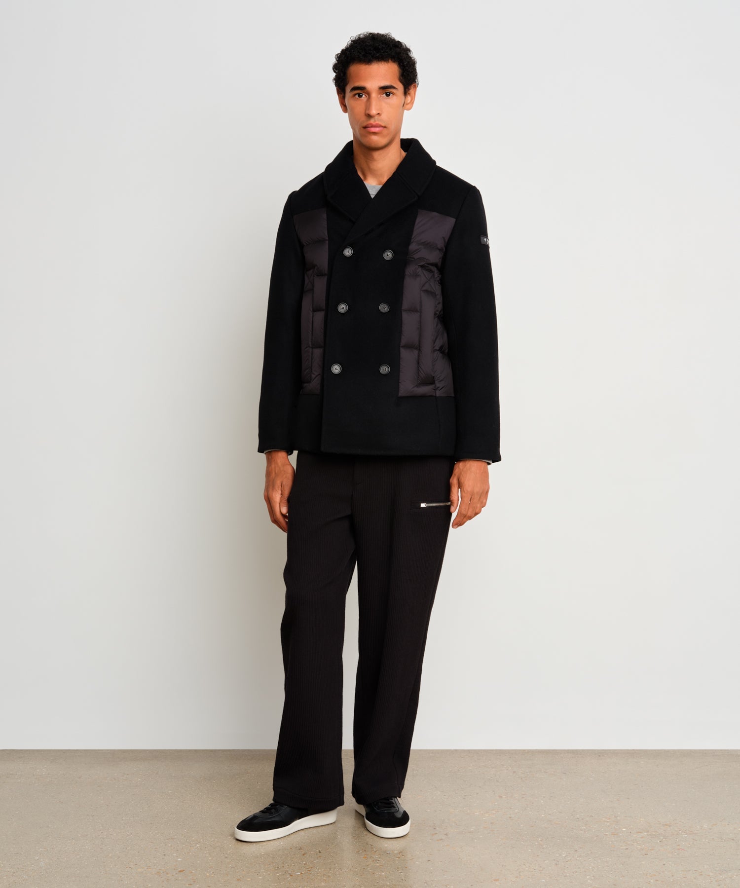 The model is 187 cm tall and is wearing a size 3 in Black.