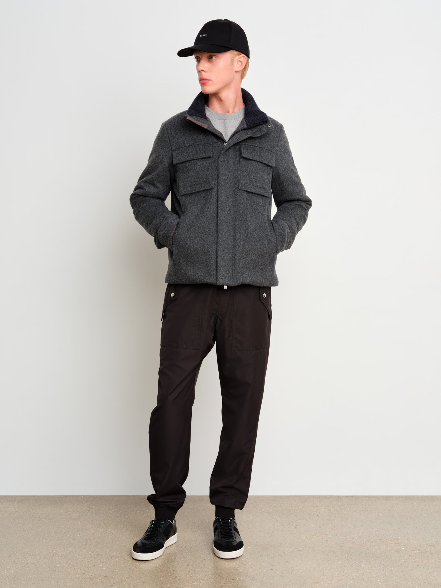 The model is 187 cm tall and is wearing a size 3 in Gray.