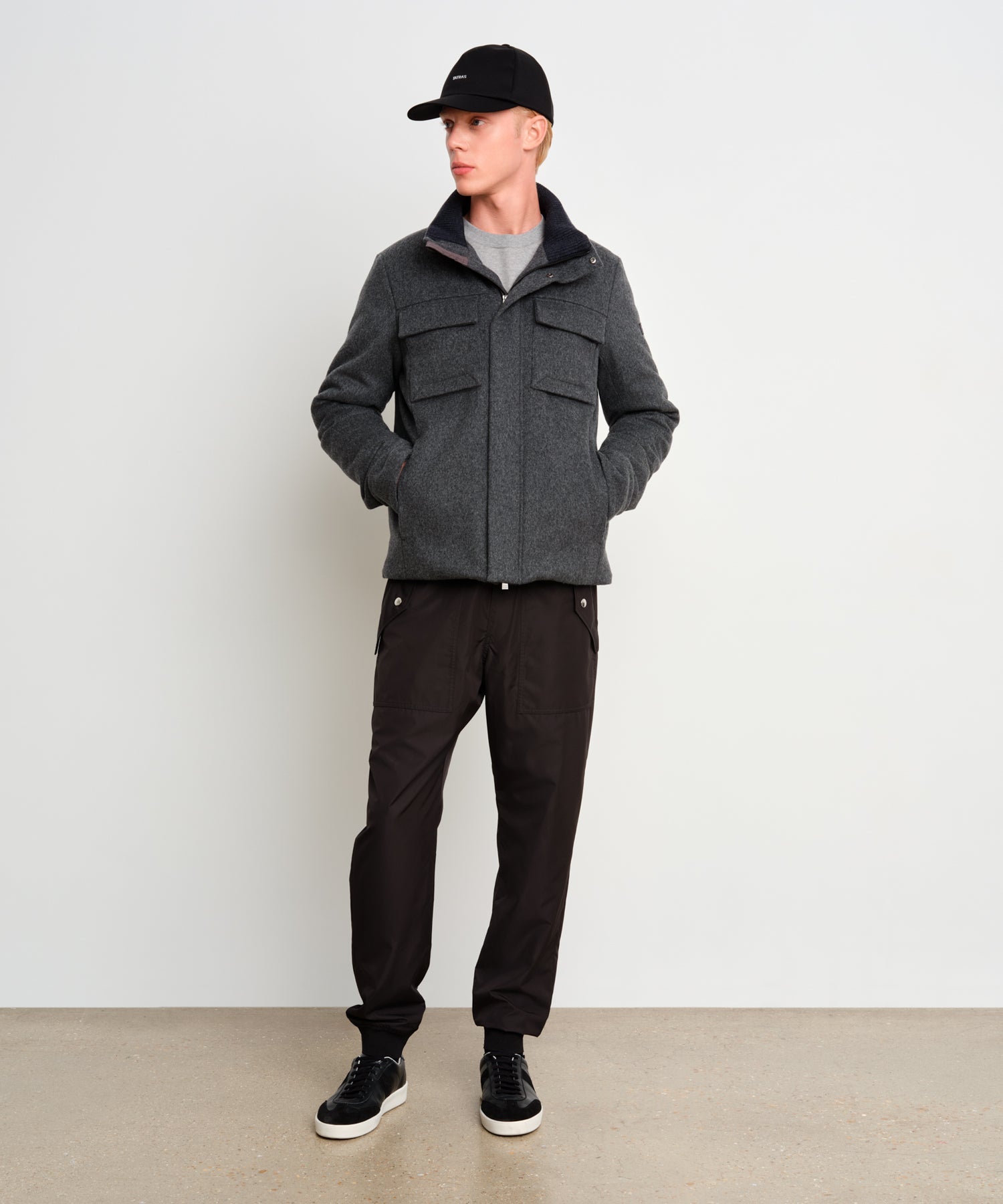 The model is 187 cm tall and is wearing a size 3 in Gray.