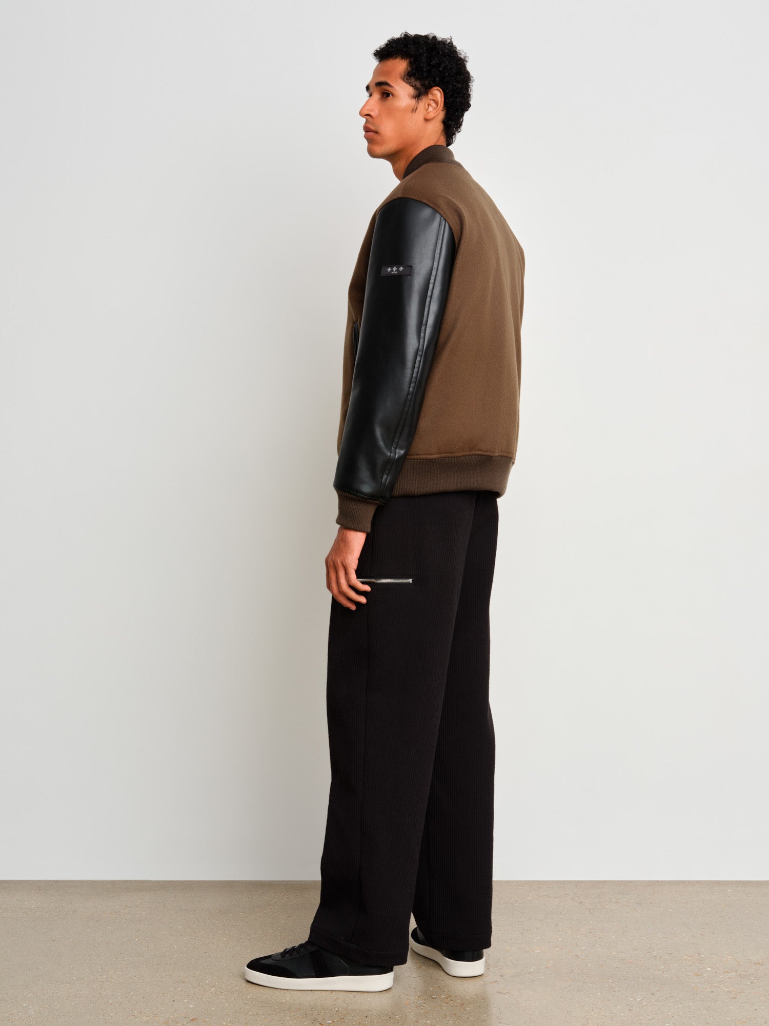 The model is 187 cm tall and is wearing a size 3 in Khaki.