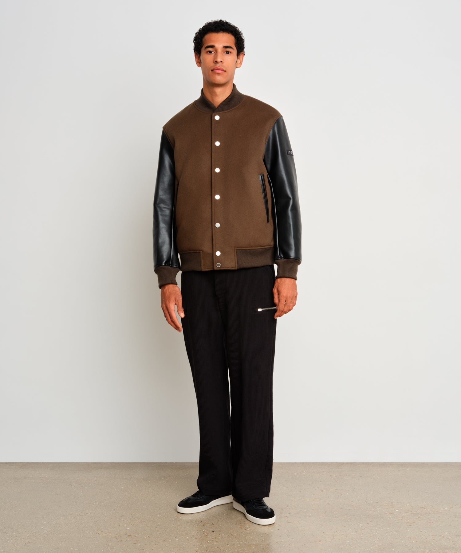 The model is 187 cm tall and is wearing a size 3 in Khaki.