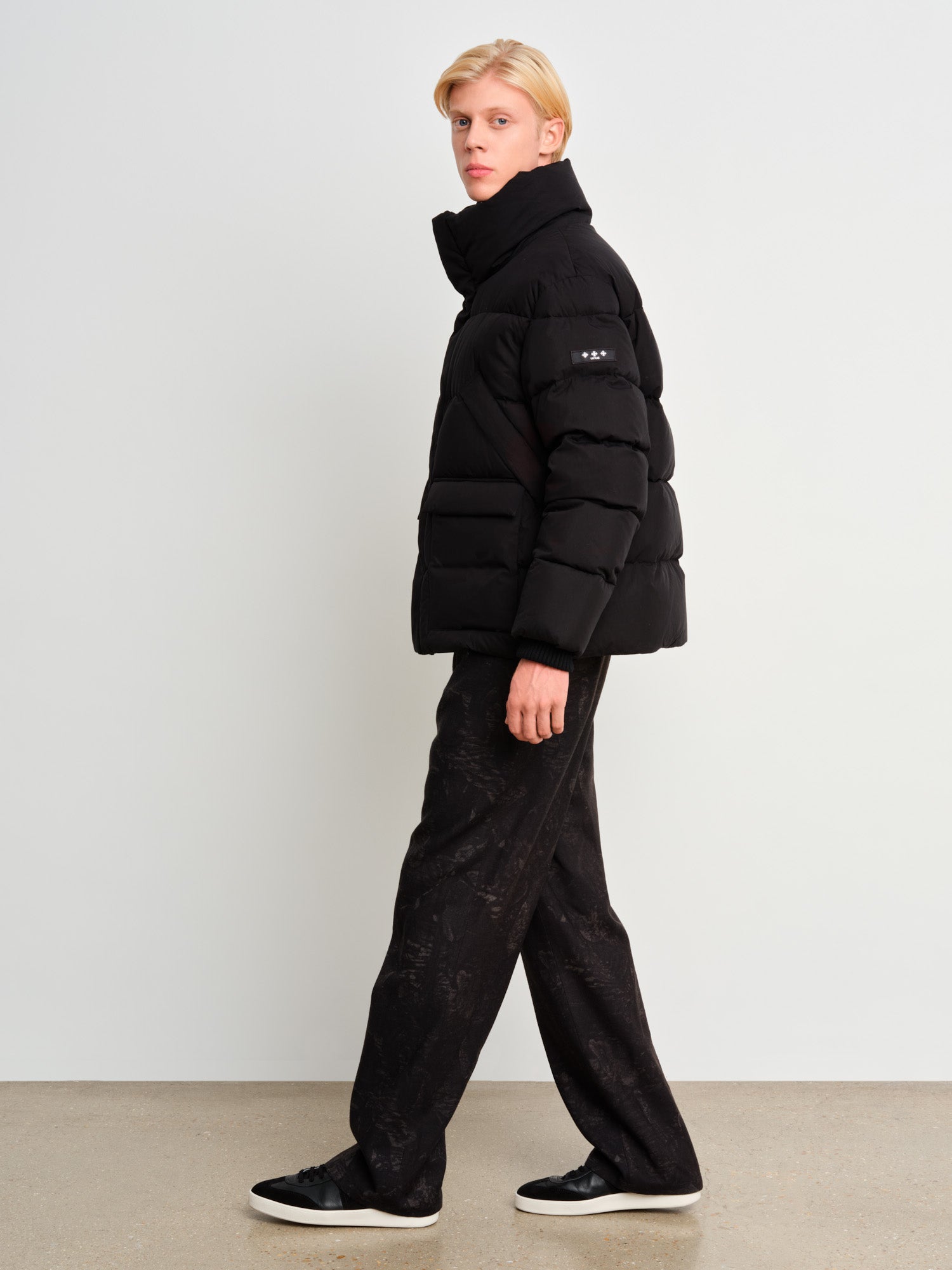 The model is 187 cm tall and is wearing a size 3 in Black.