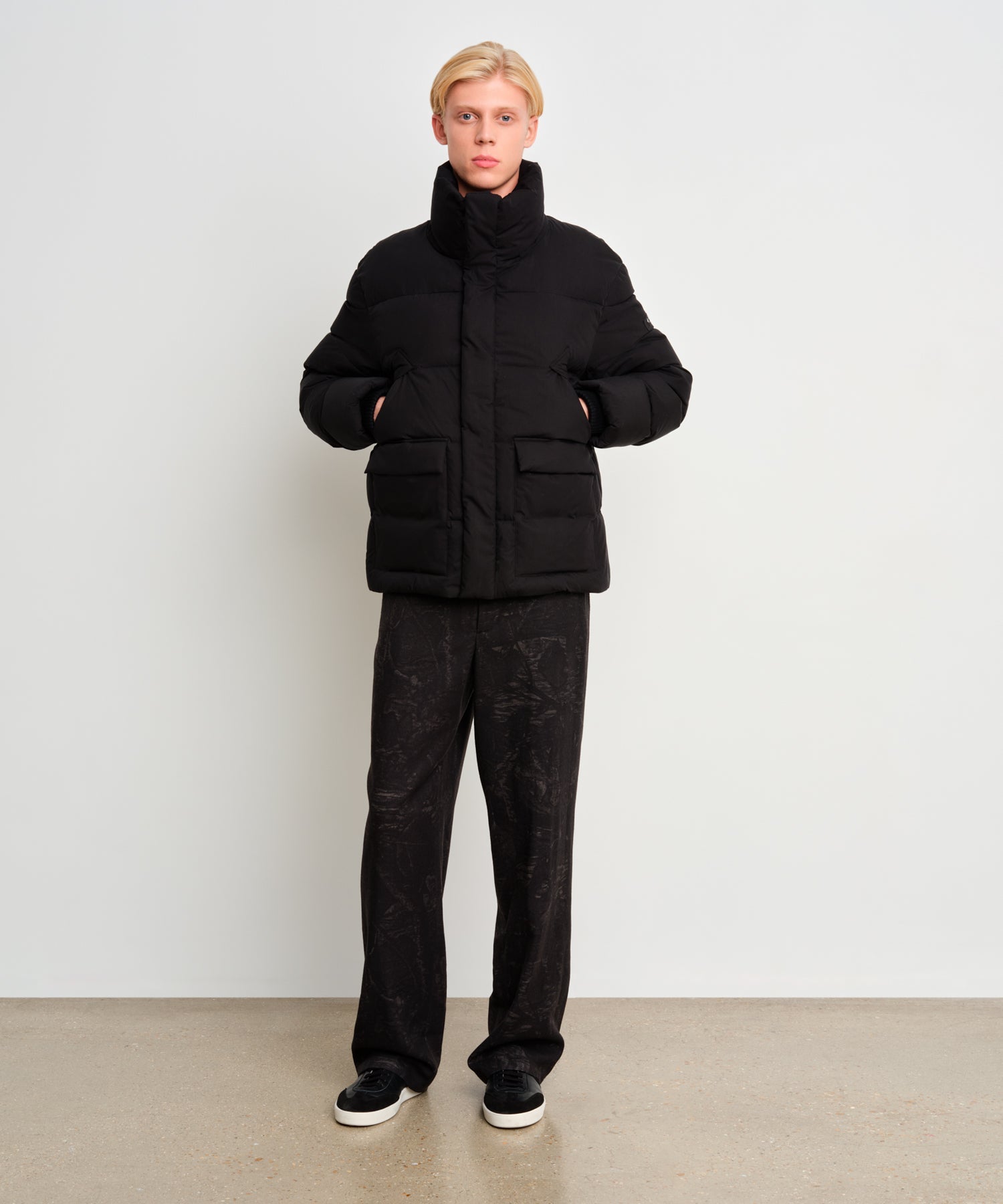 The model is 187 cm tall and is wearing a size 3 in Black.