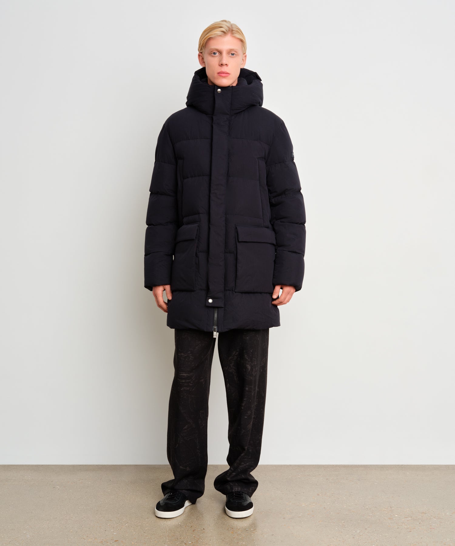 The model is 187 cm tall and is wearing a size 3 in Navy.