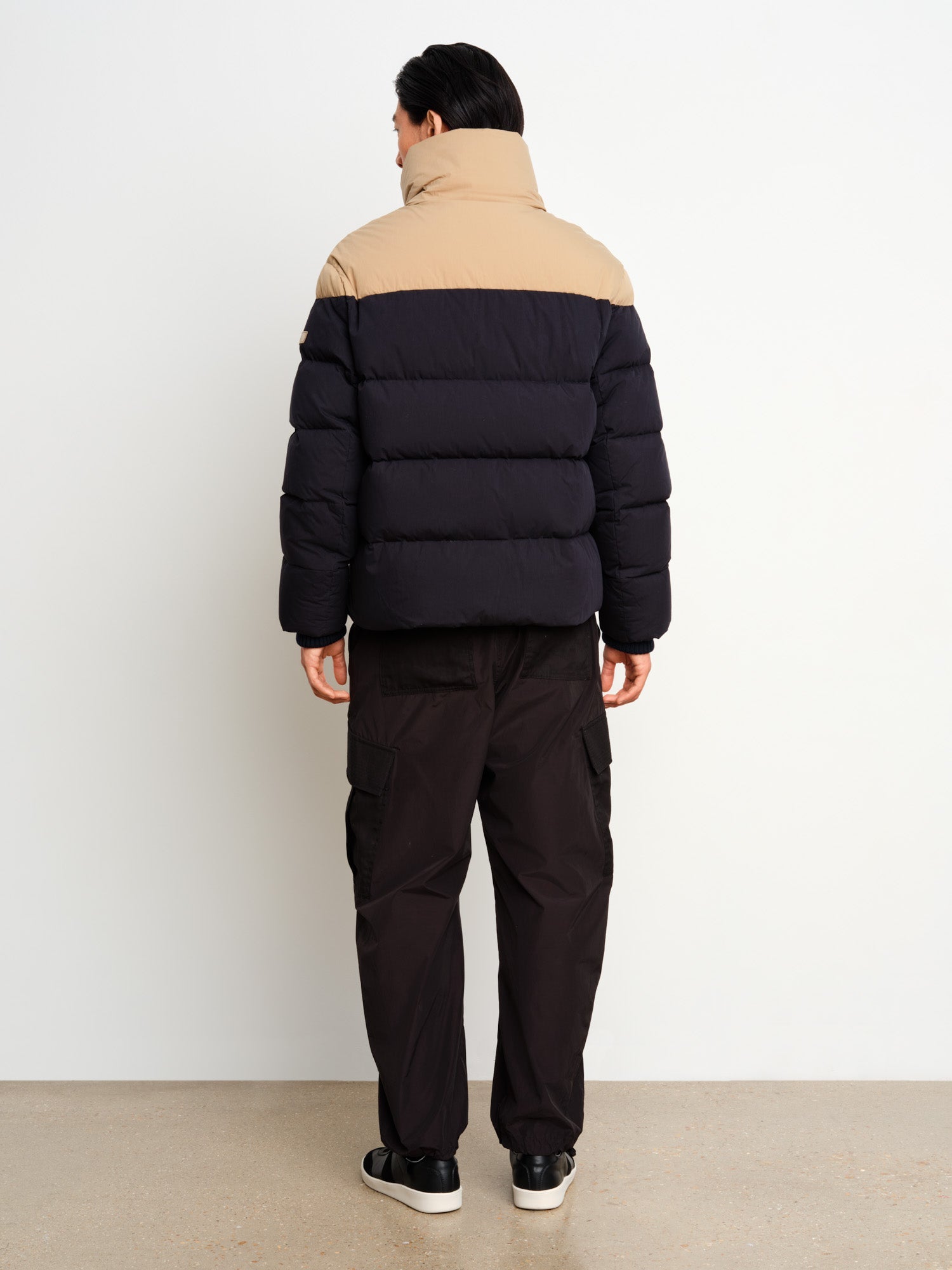 The model is 187 cm tall and is wearing a size 3 in Navy.