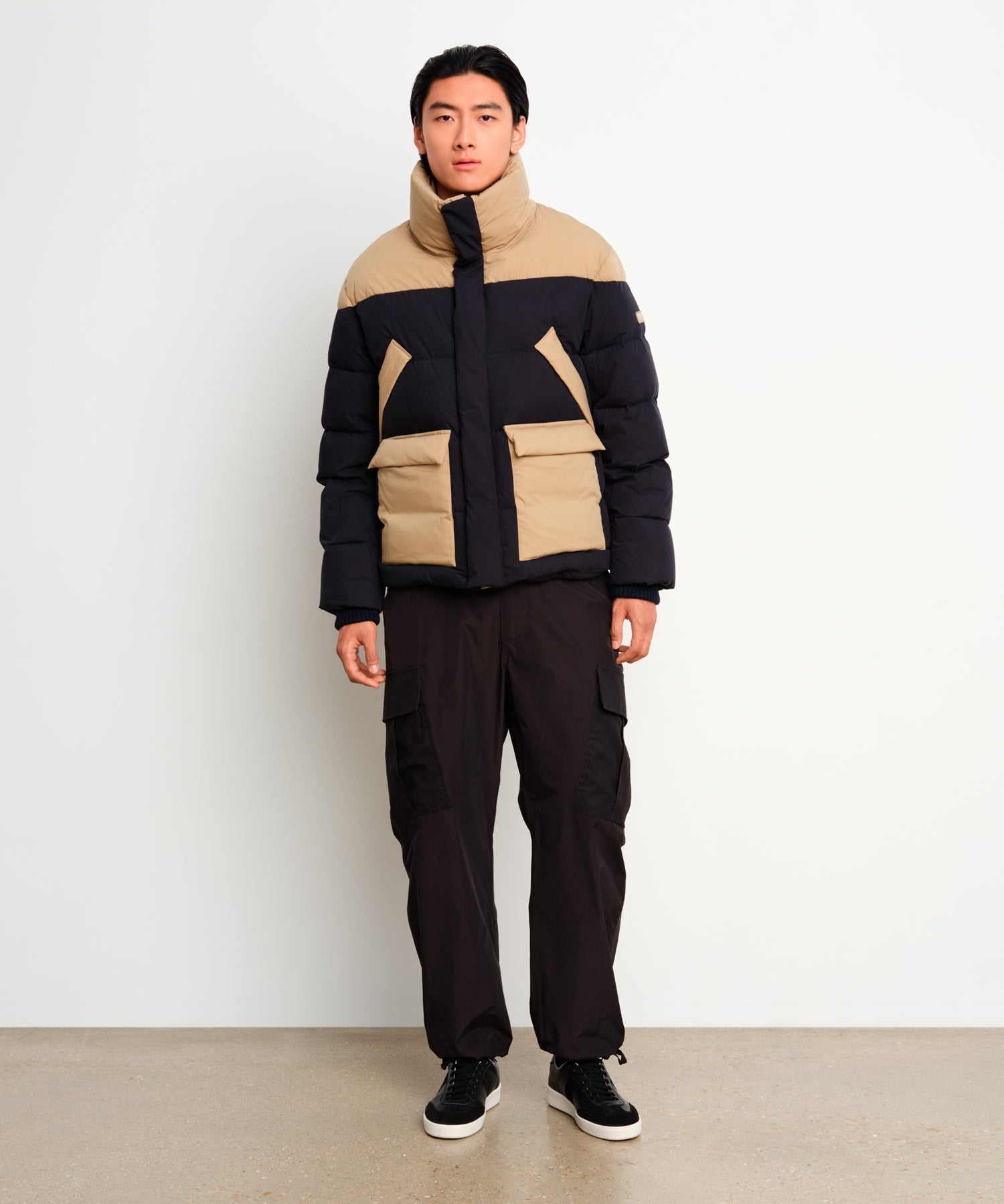 The model is 187 cm tall and is wearing a size 3 in Navy.