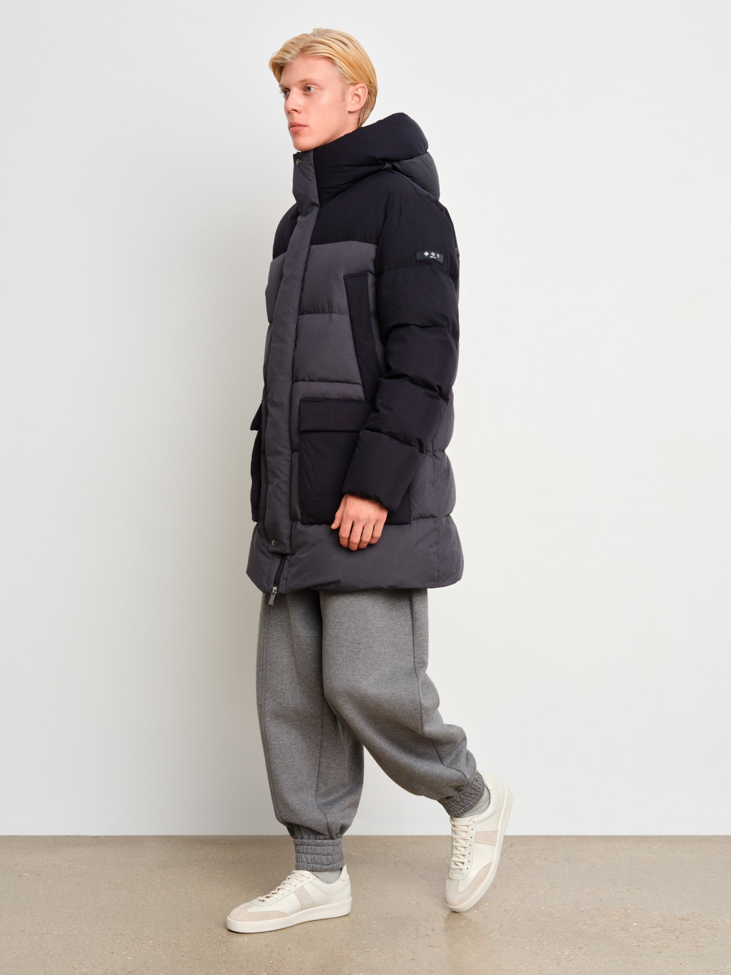 The model is 187 cm tall and is wearing a size 3 in Gray.