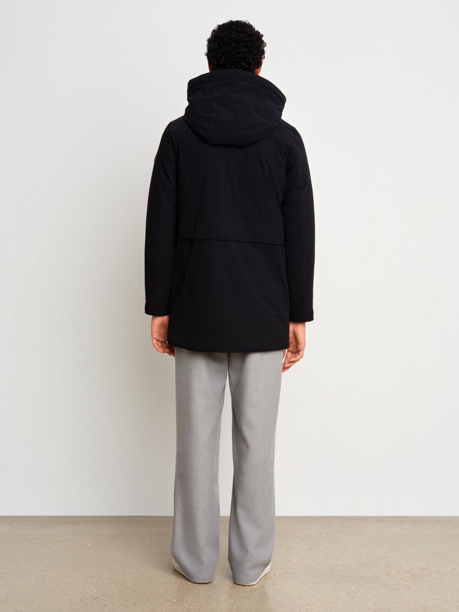 The model is 187 cm tall and is wearing a size 3 in Black.