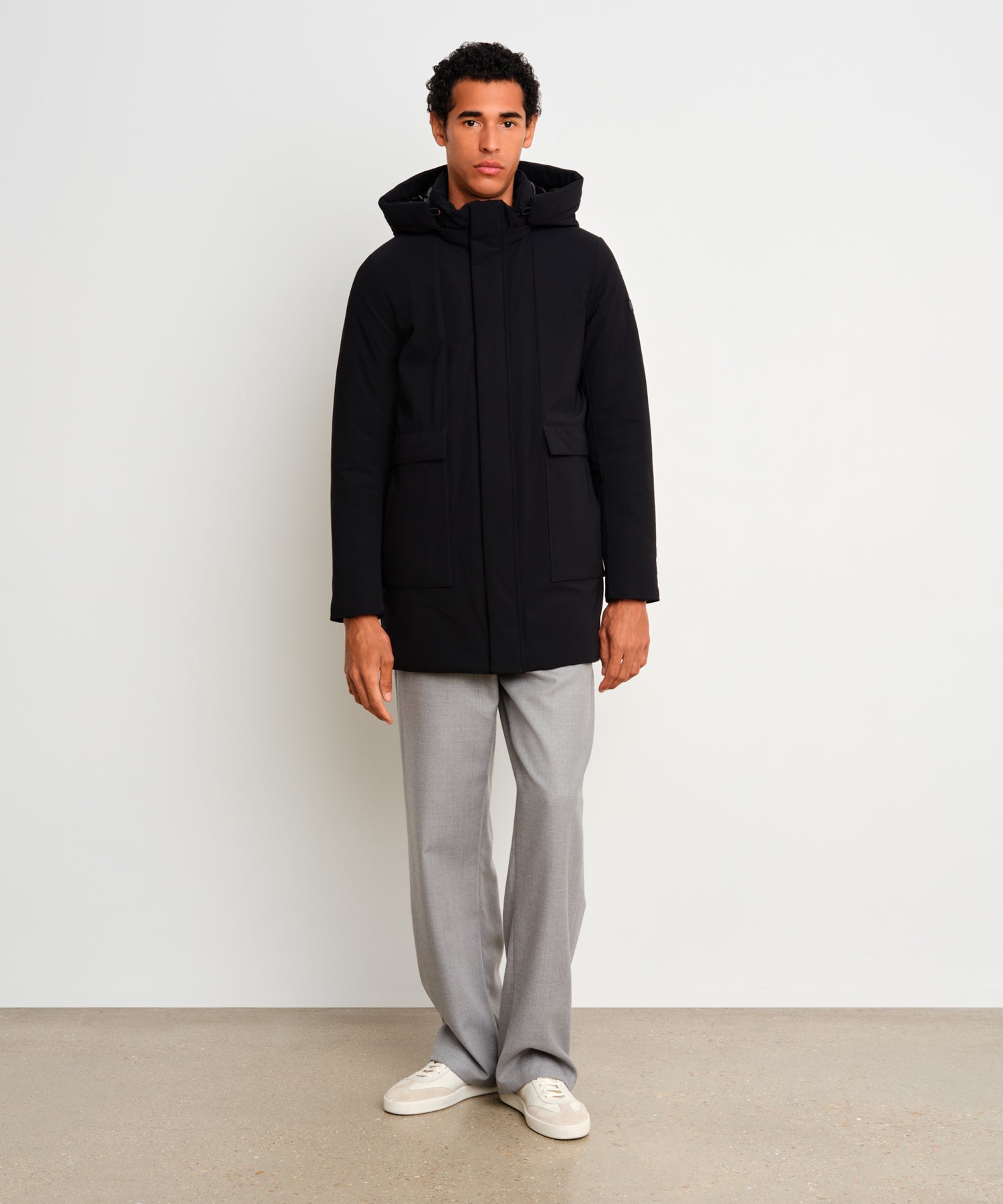 The model is 187 cm tall and is wearing a size 3 in Black.