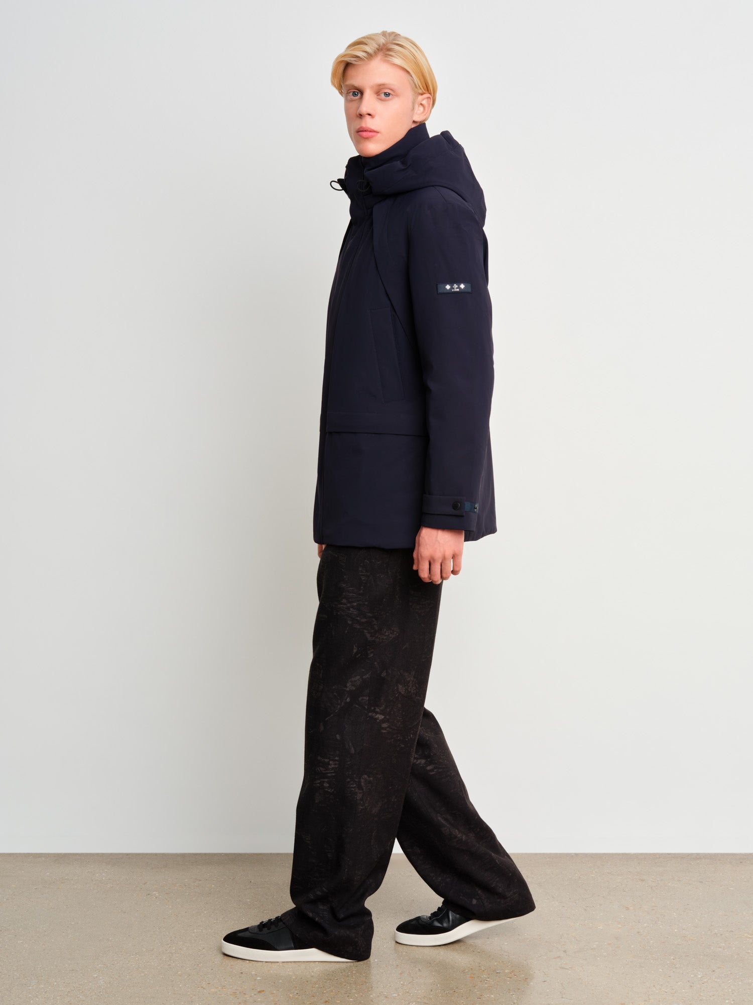 The model is 187 cm tall and is wearing a size 3 in Navy.