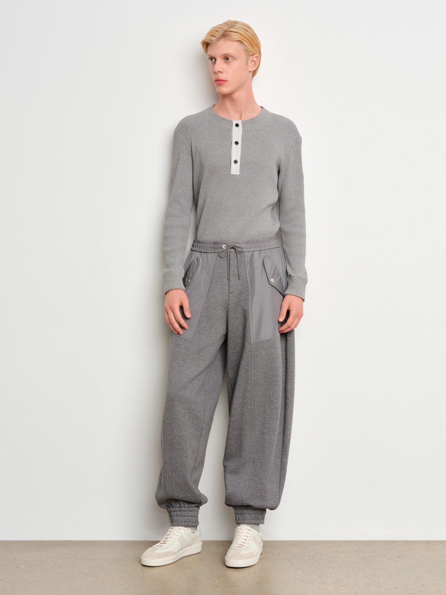 The model is 187 cm tall and is wearing a size 3 in Gray.