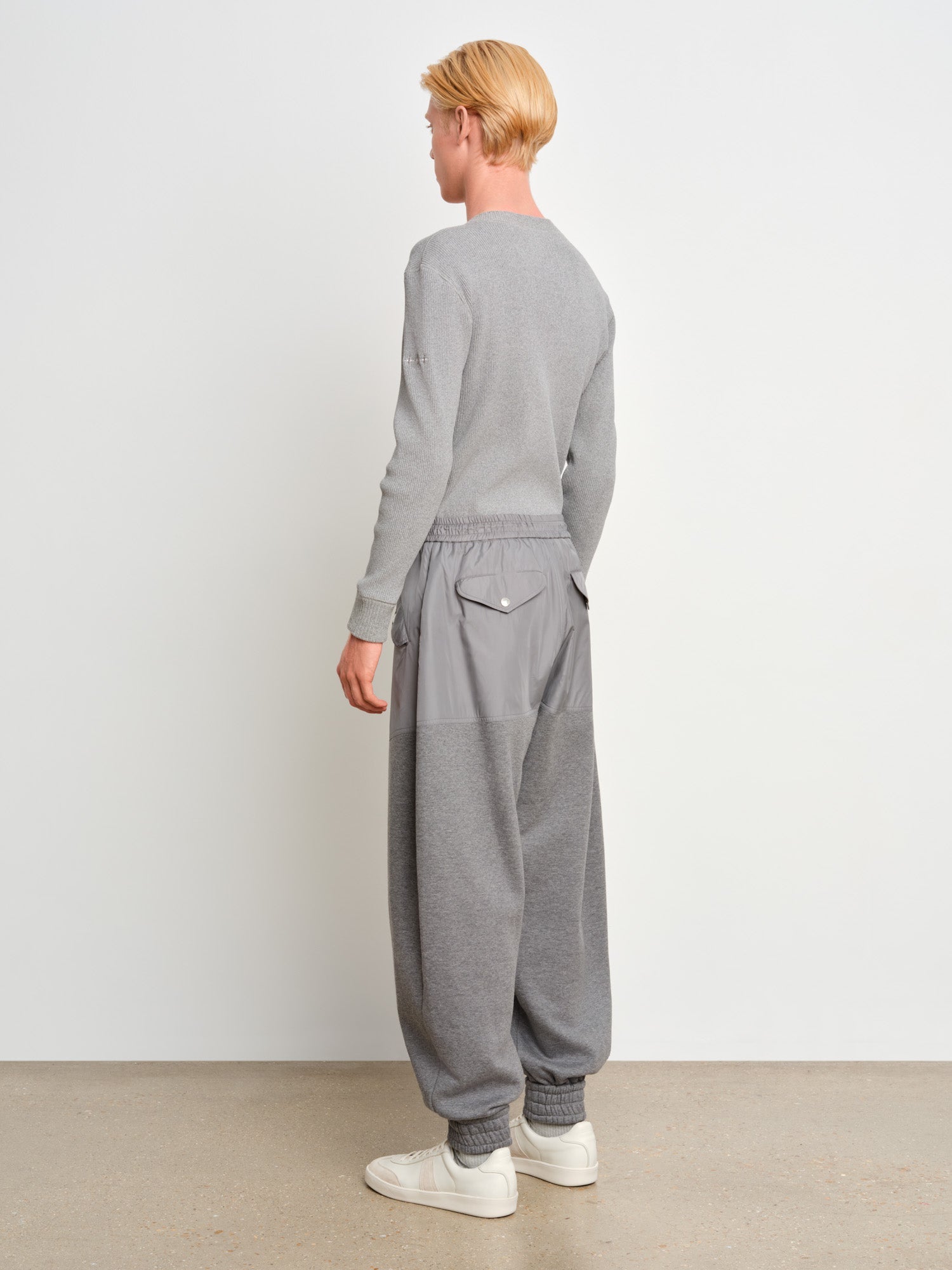 The model is 187 cm tall and is wearing a size 3 in Gray.